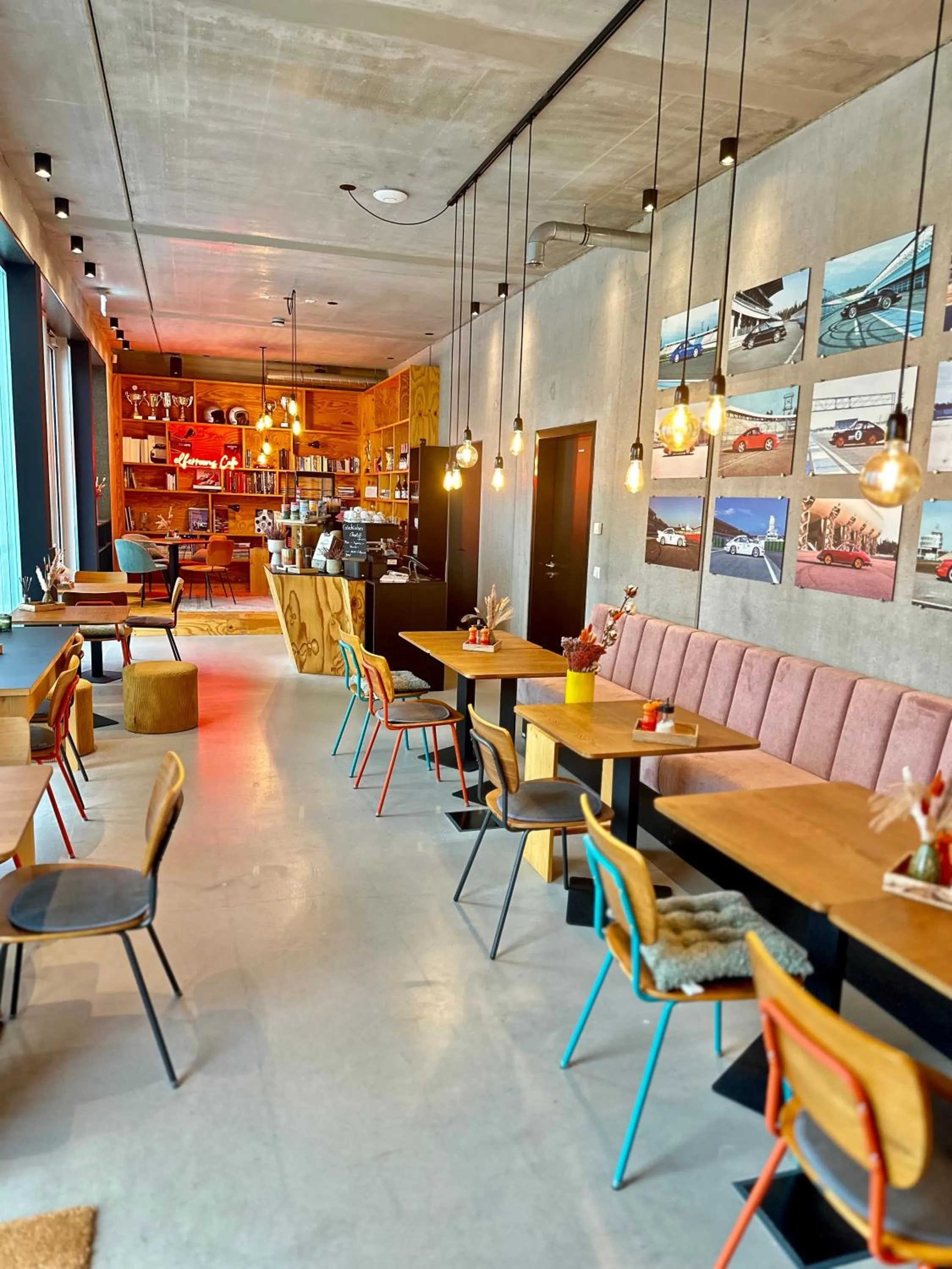 Restaurant/places to eat in elferrooms Hotel