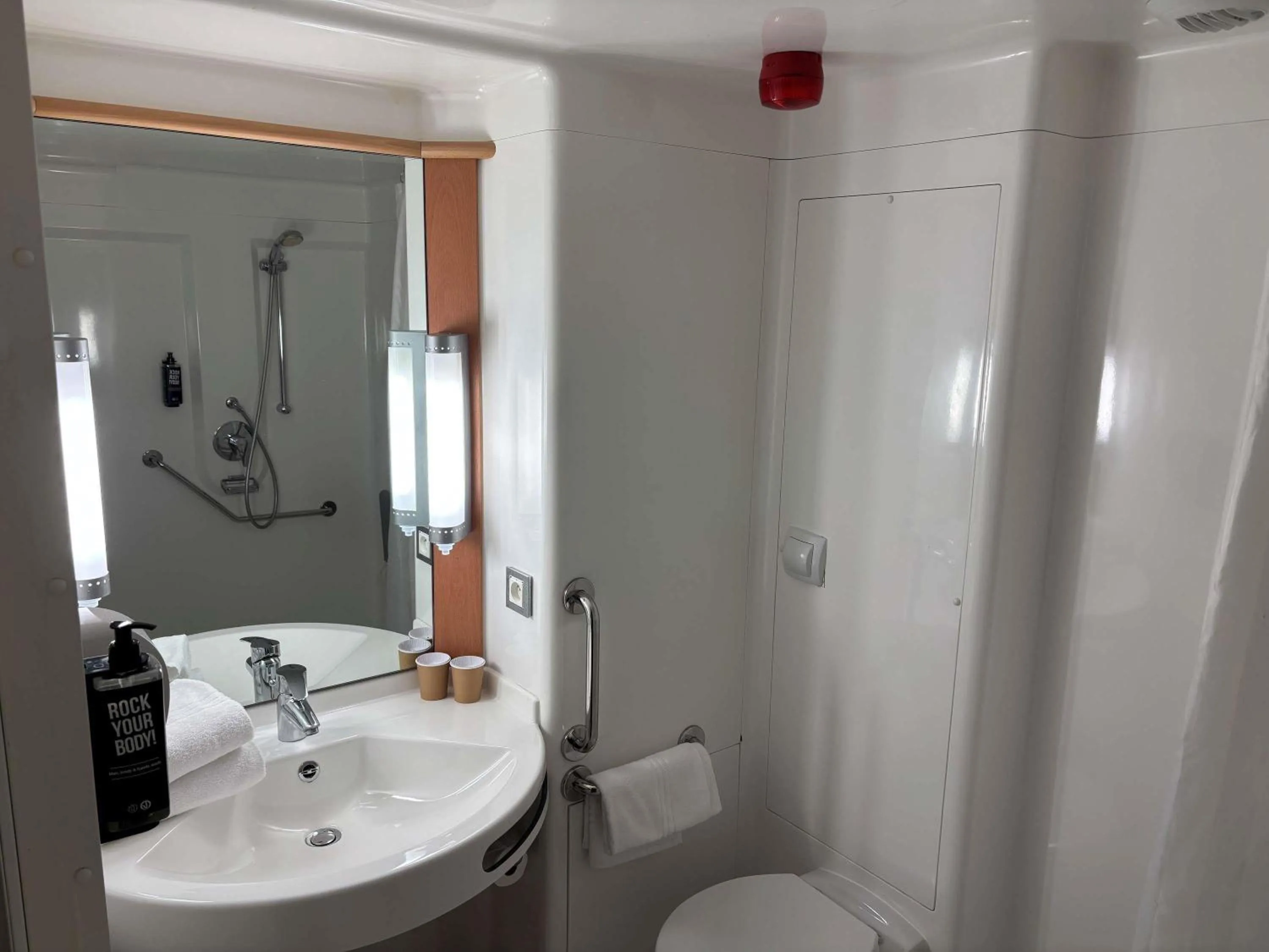 Bedroom in ibis Aix en Provence