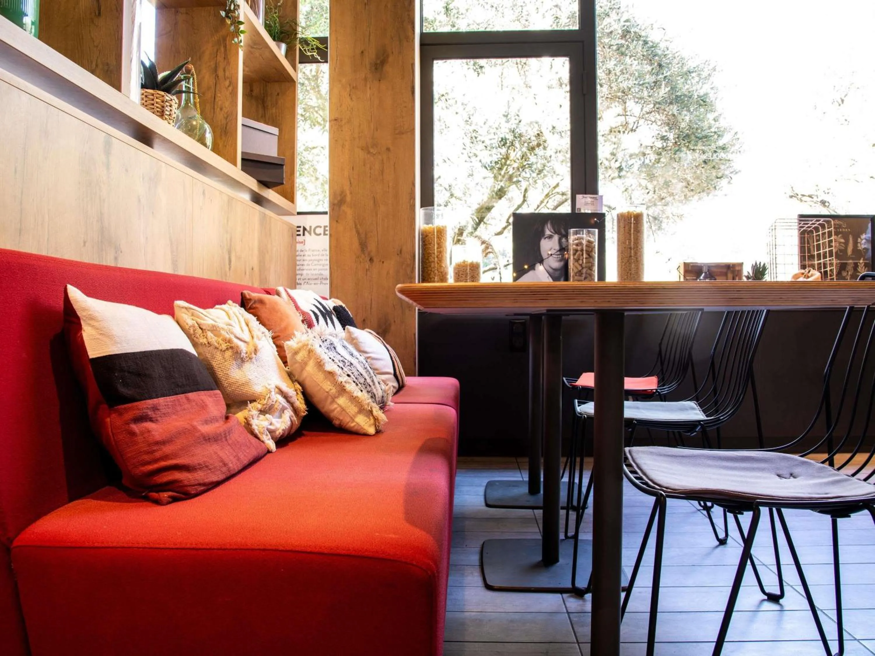 Restaurant/places to eat in ibis Aix en Provence