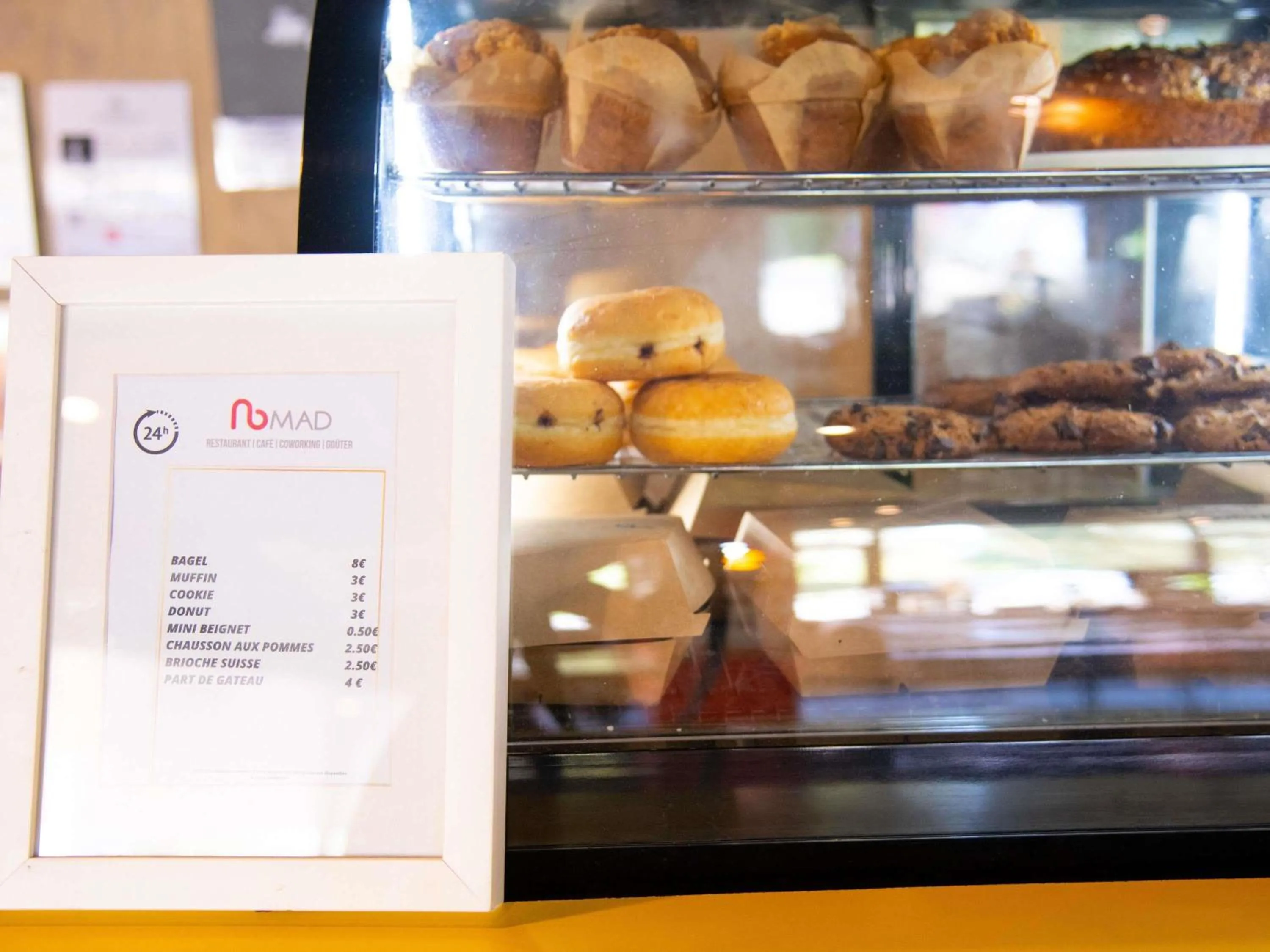 Lounge or bar in ibis Aix en Provence