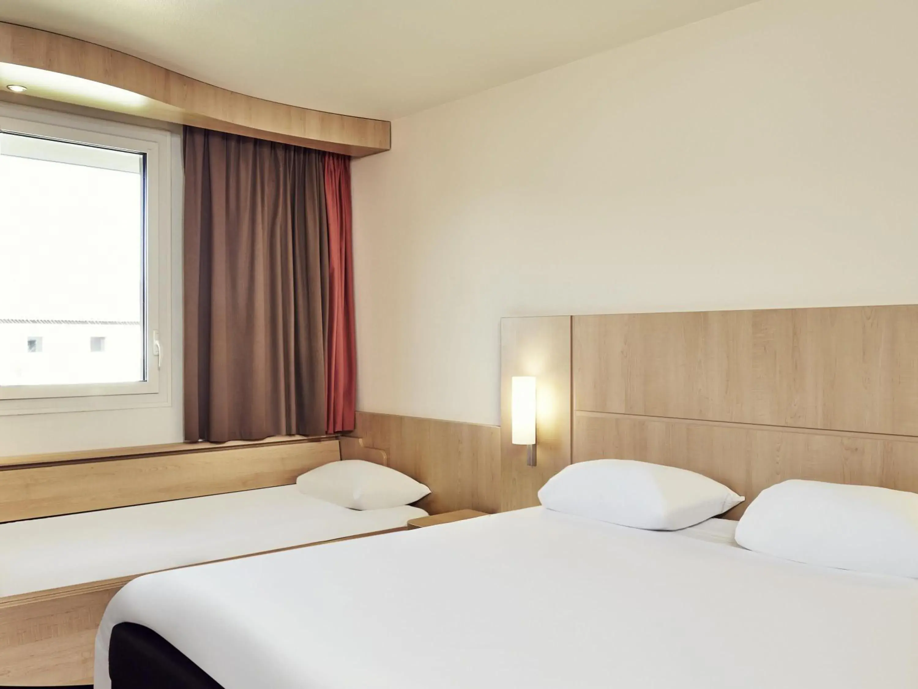 Double Room with Extra Bed in ibis Aix en Provence Double Room with Extra Bed in ibis Aix en Provence