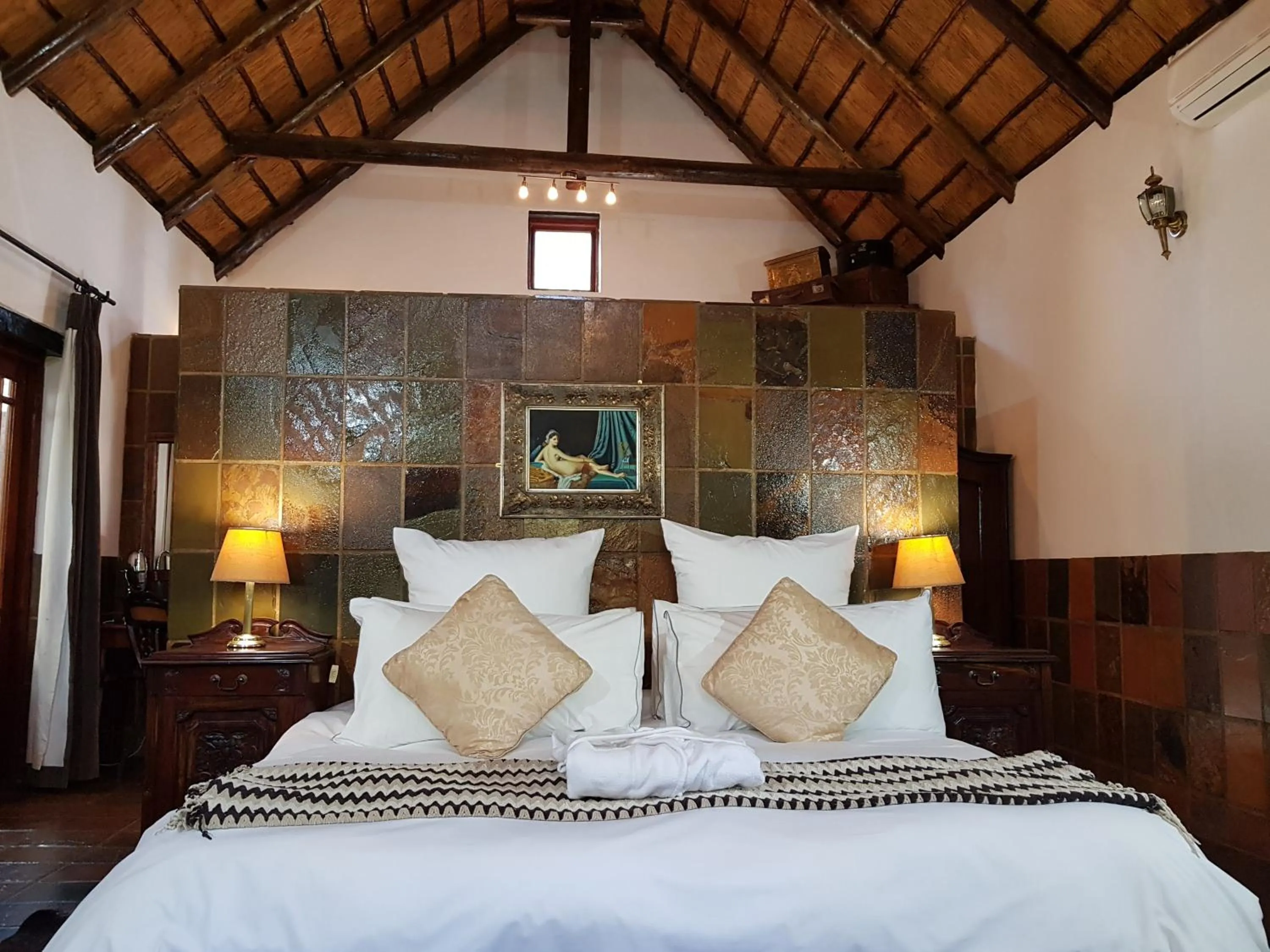 Bedroom, Bed in Kedar Heritage Lodge, Conference Centre & Spa