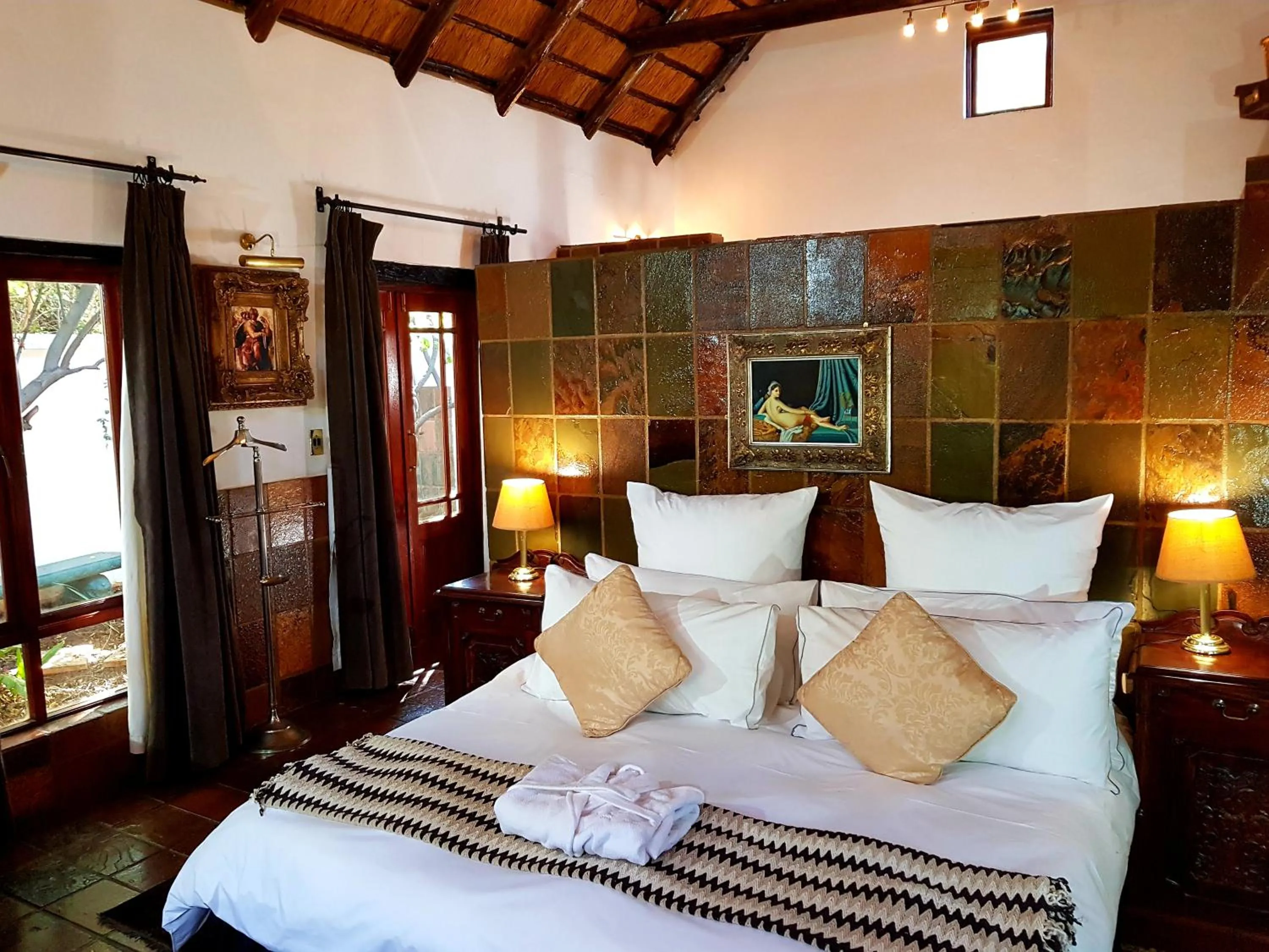Bedroom, Bed in Kedar Heritage Lodge, Conference Centre & Spa