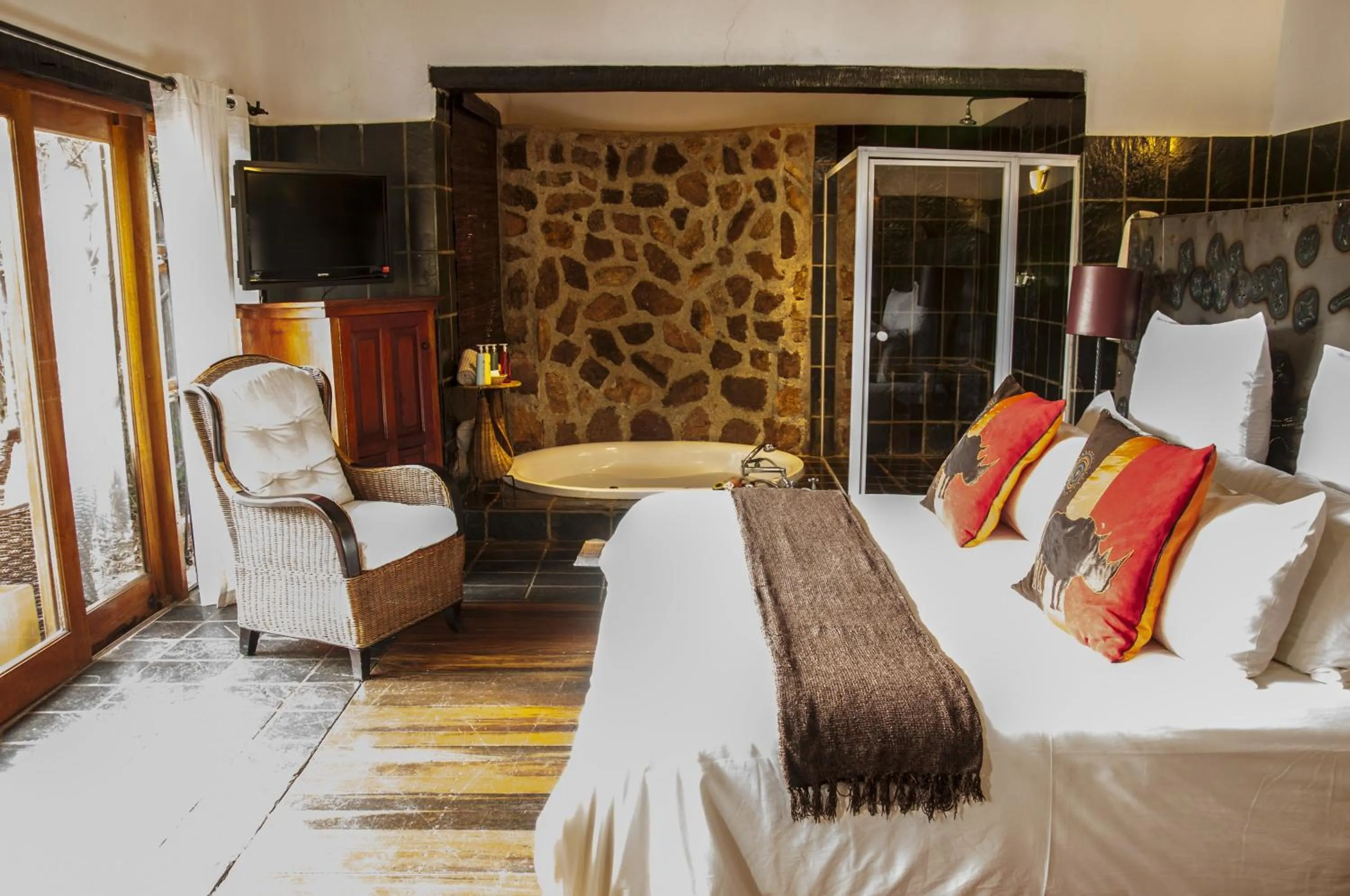 Bedroom, Bed in Kedar Heritage Lodge, Conference Centre & Spa