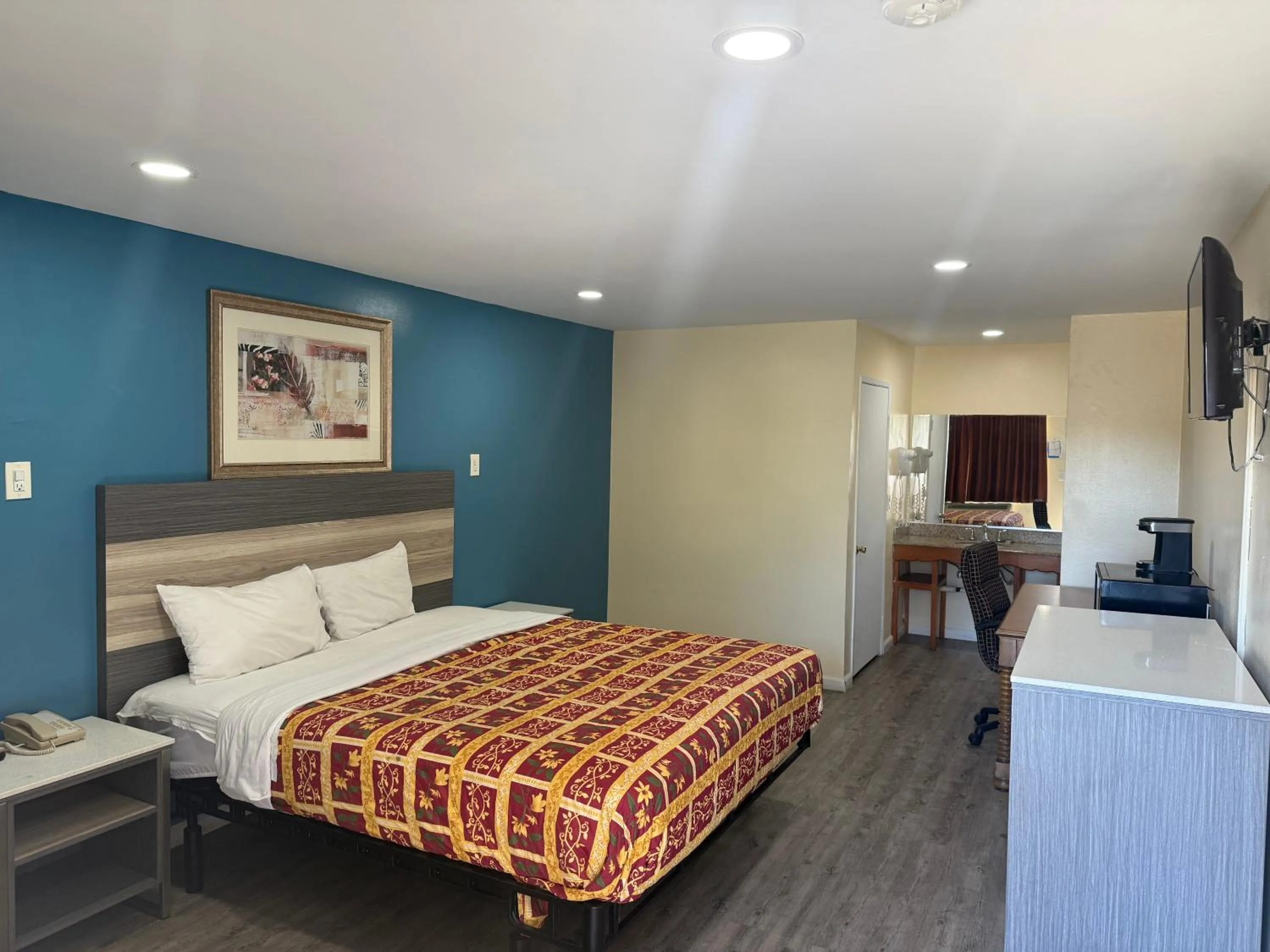 Photo of the whole room, Bed in Anaheim National Inn