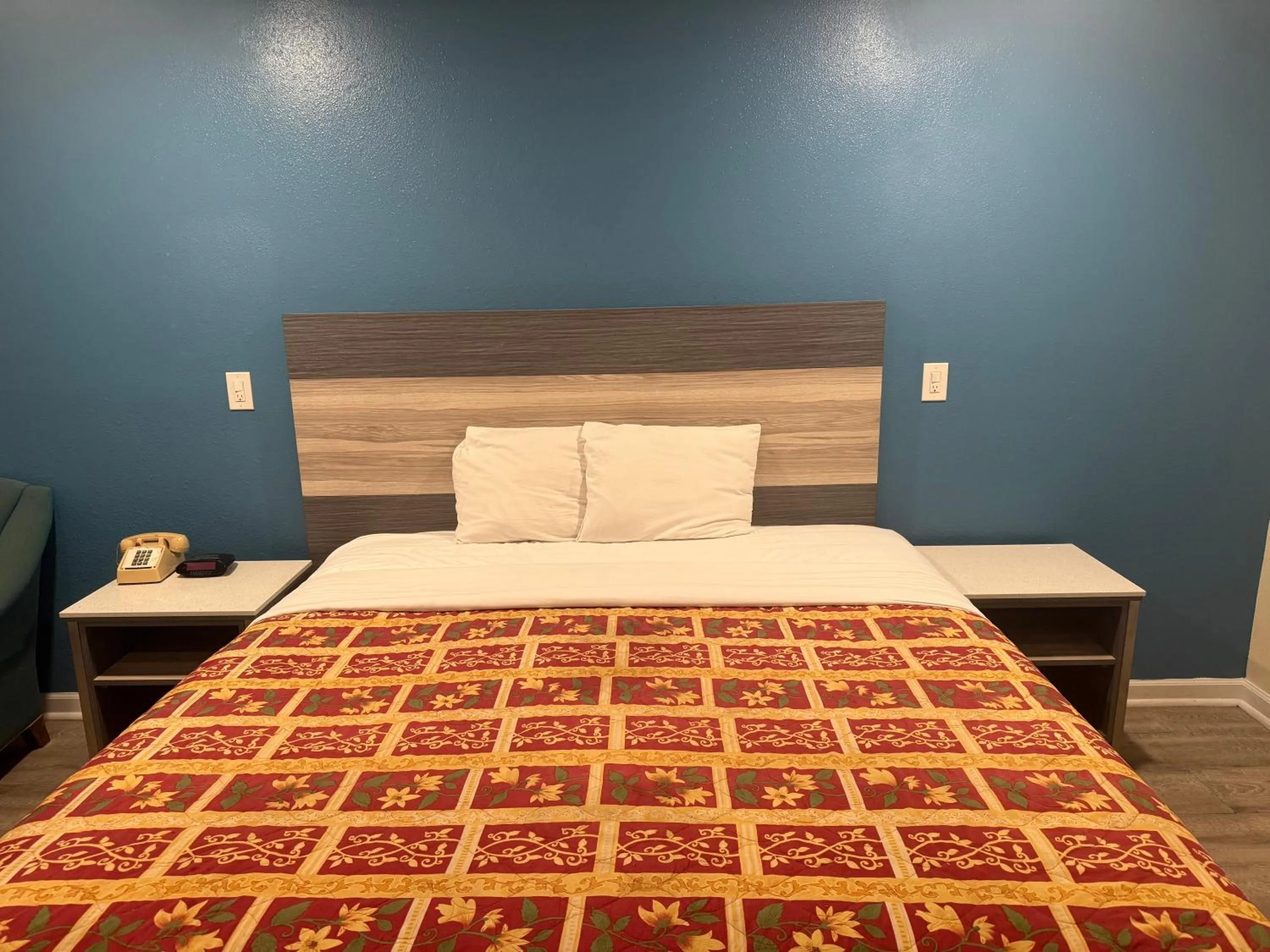 Bed in Anaheim National Inn