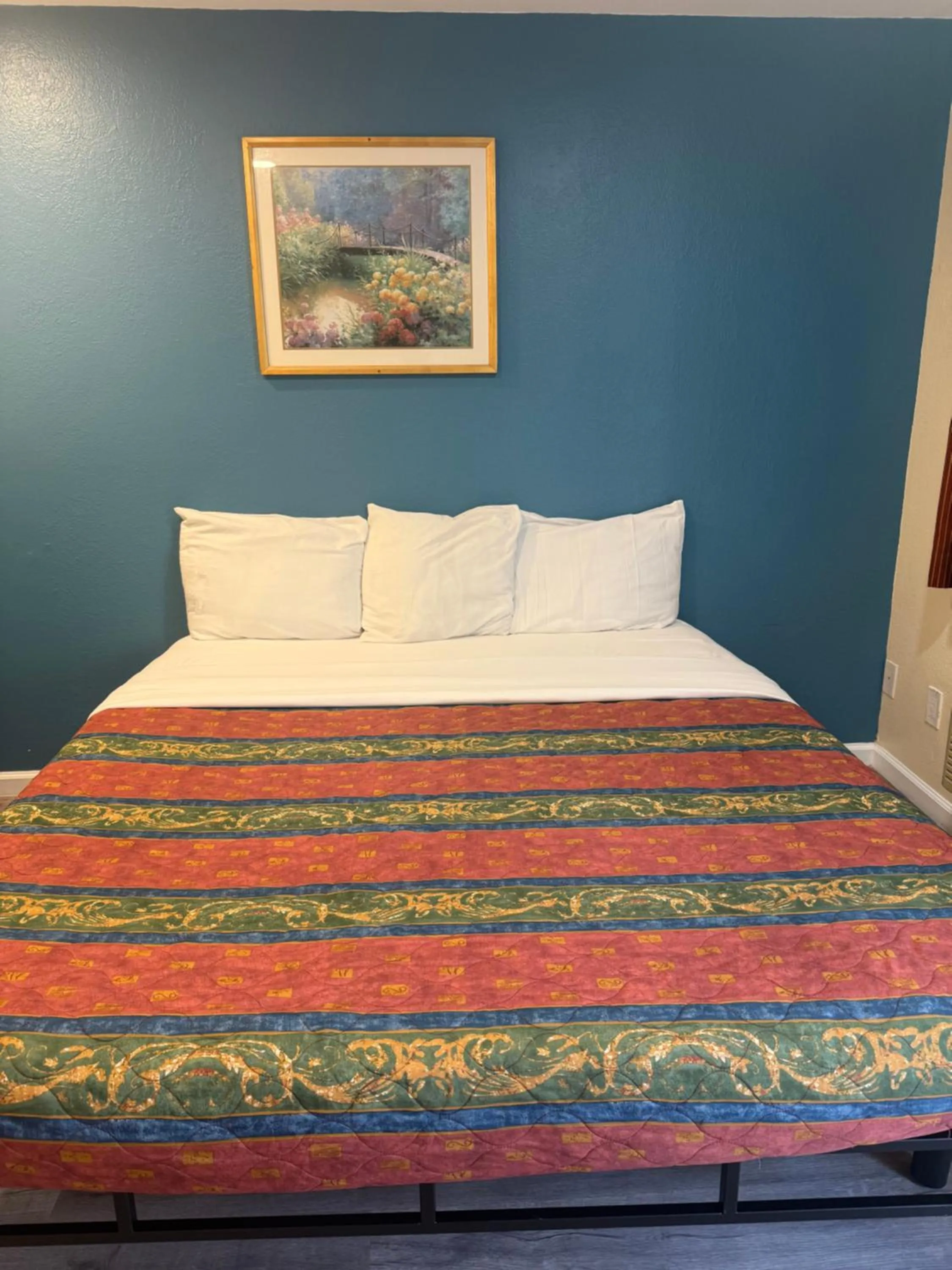 Bed in Anaheim National Inn