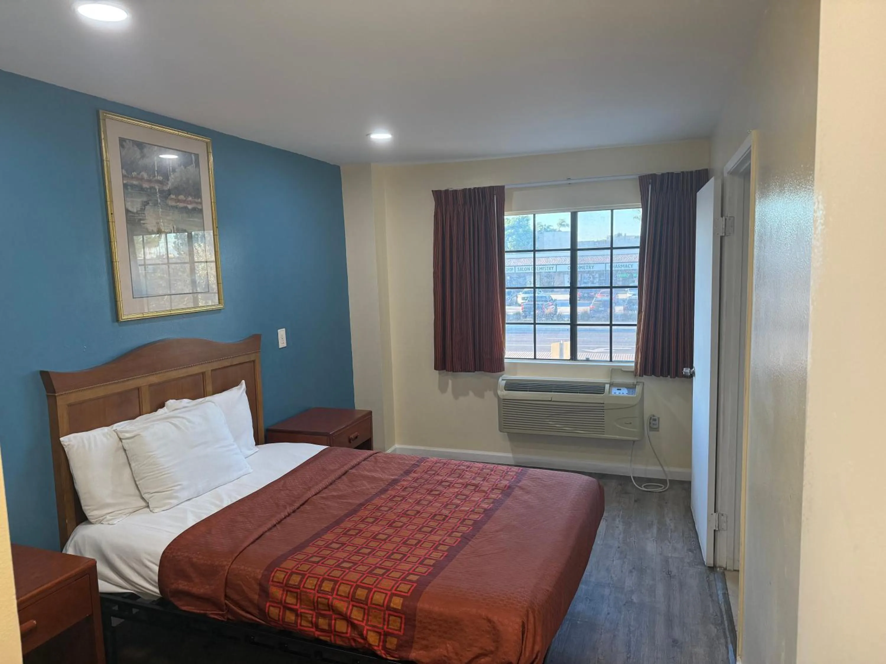 Bedroom, Bed in Anaheim National Inn