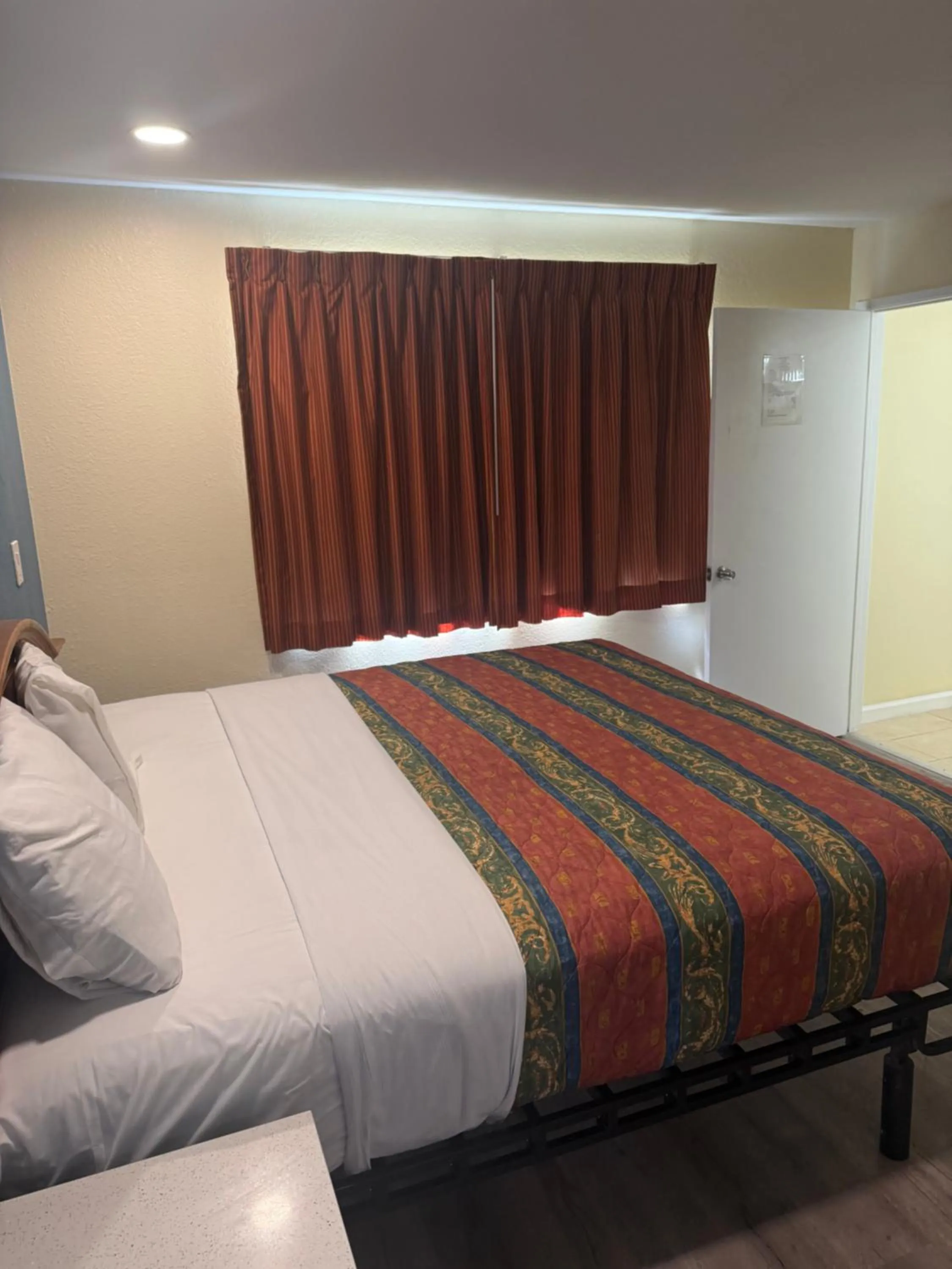 Bed in Anaheim National Inn