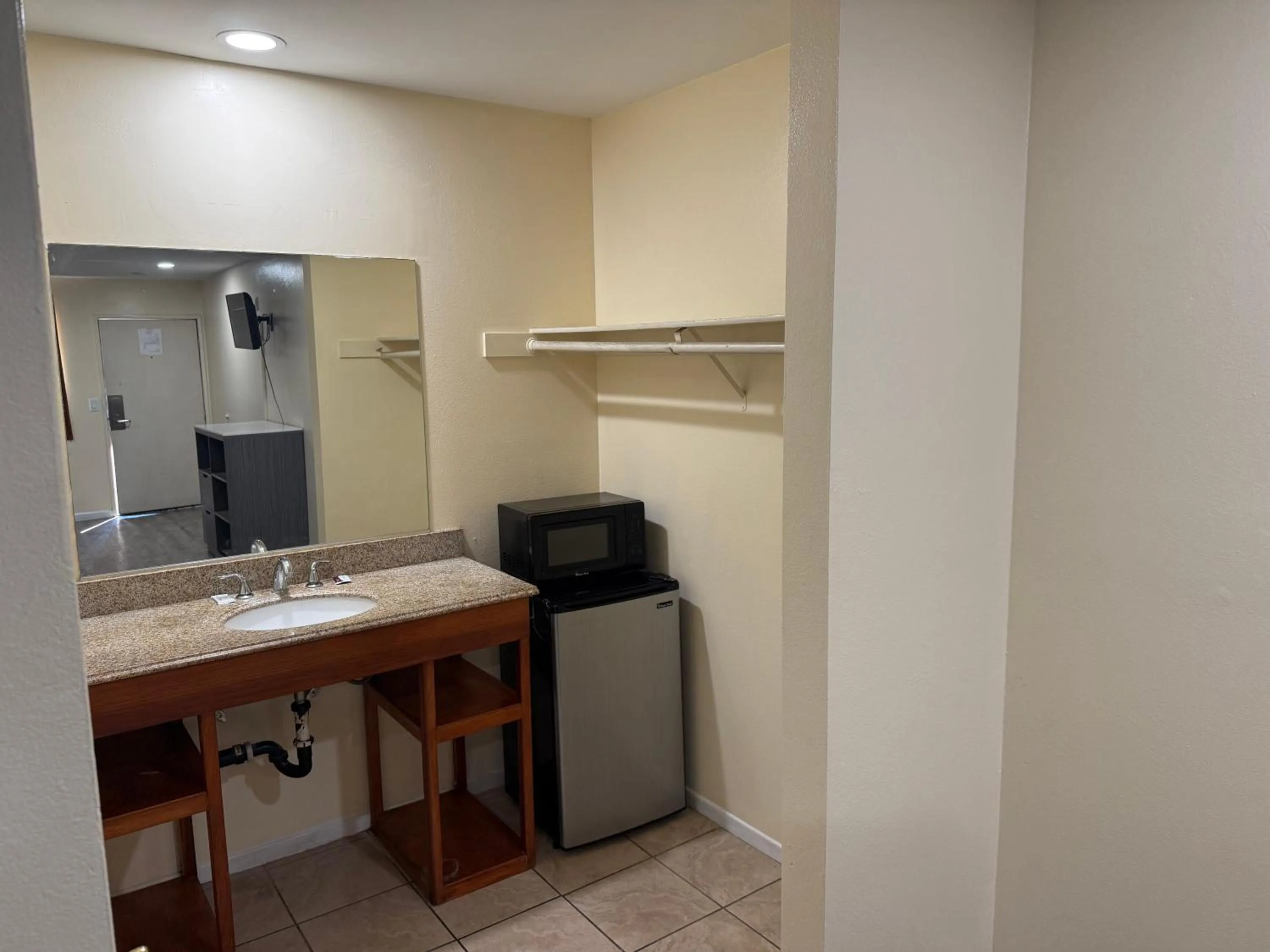 microwave in Anaheim National Inn