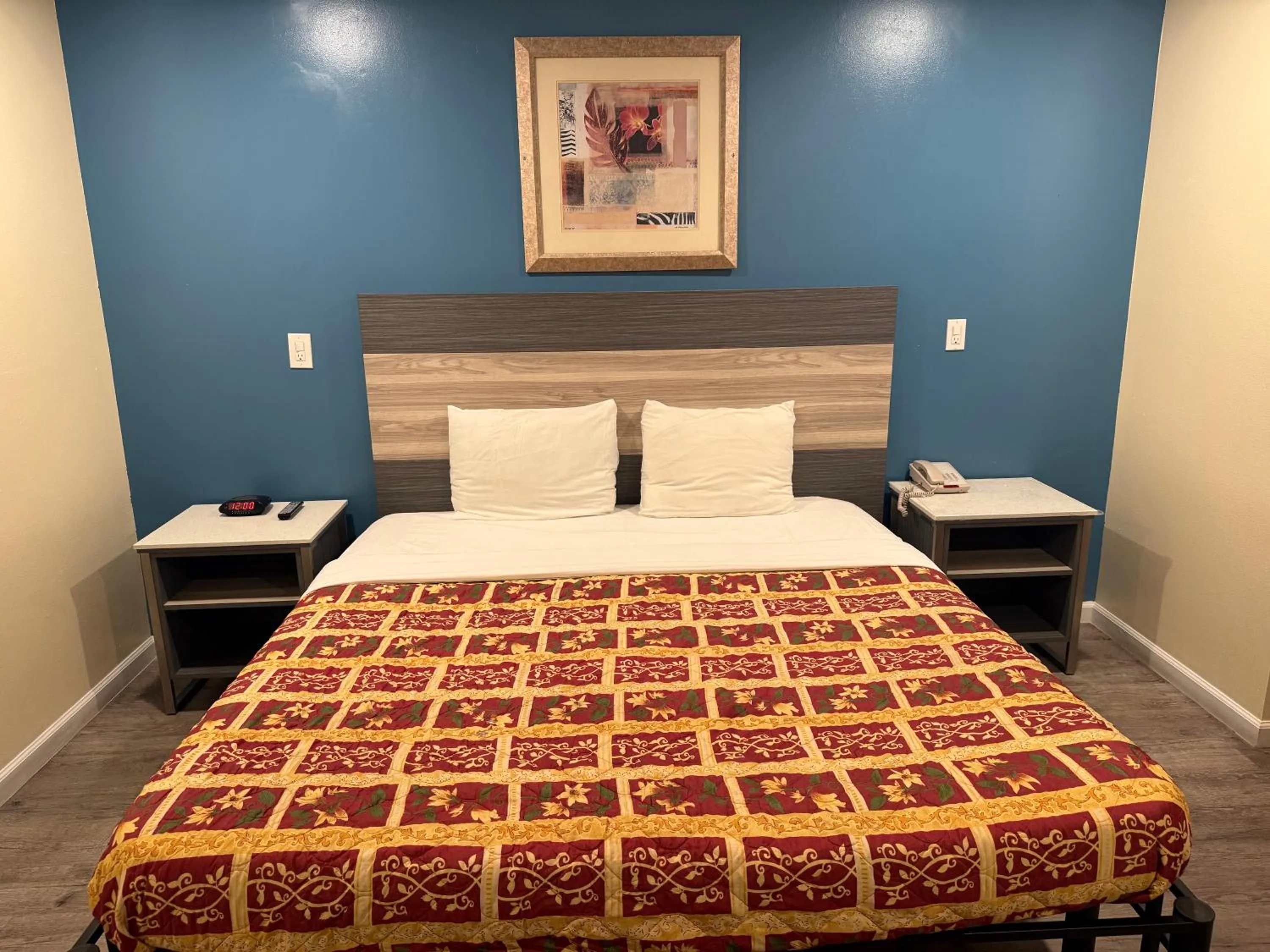 Bed in Anaheim National Inn