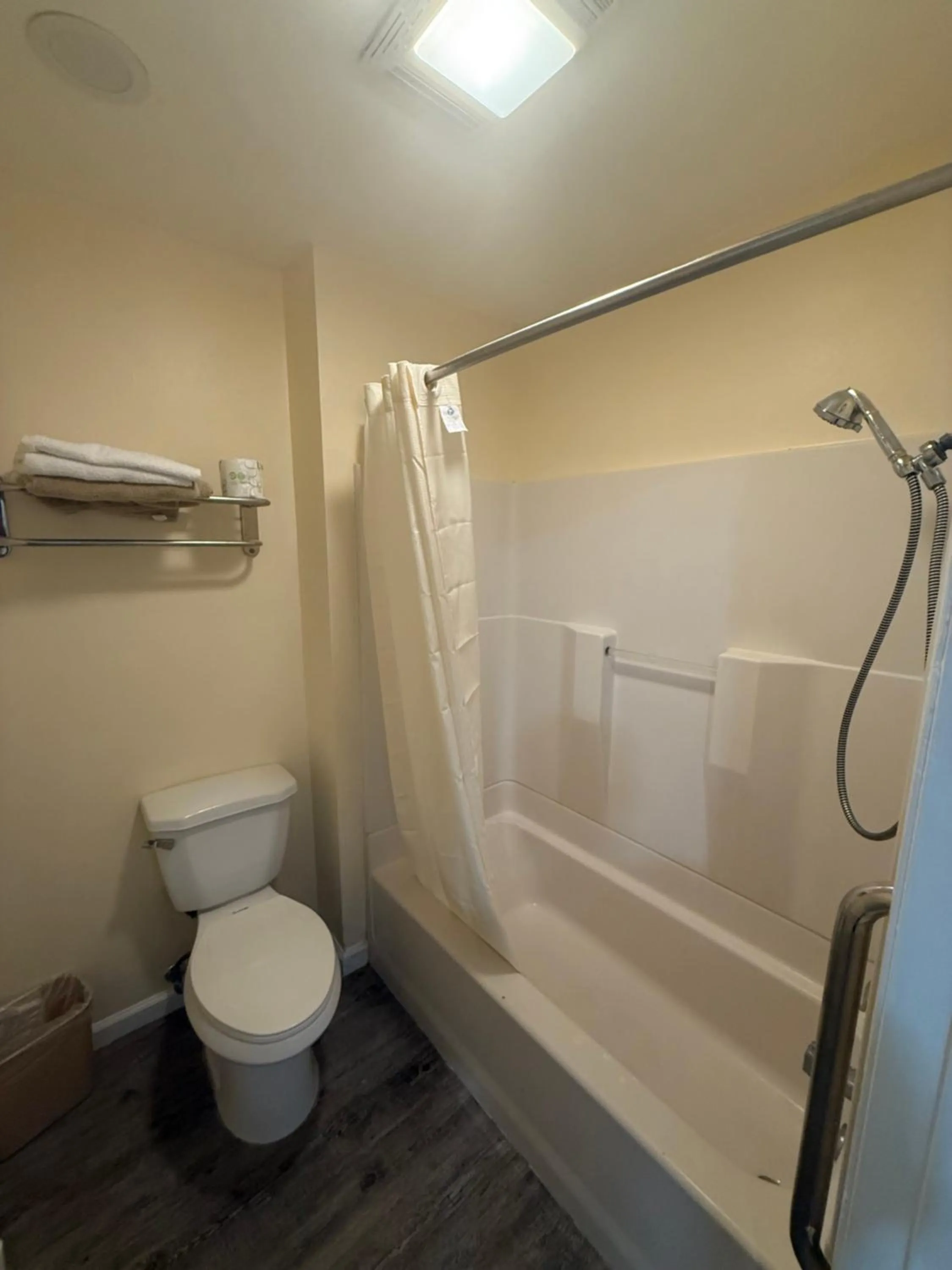 Bathroom in Anaheim National Inn