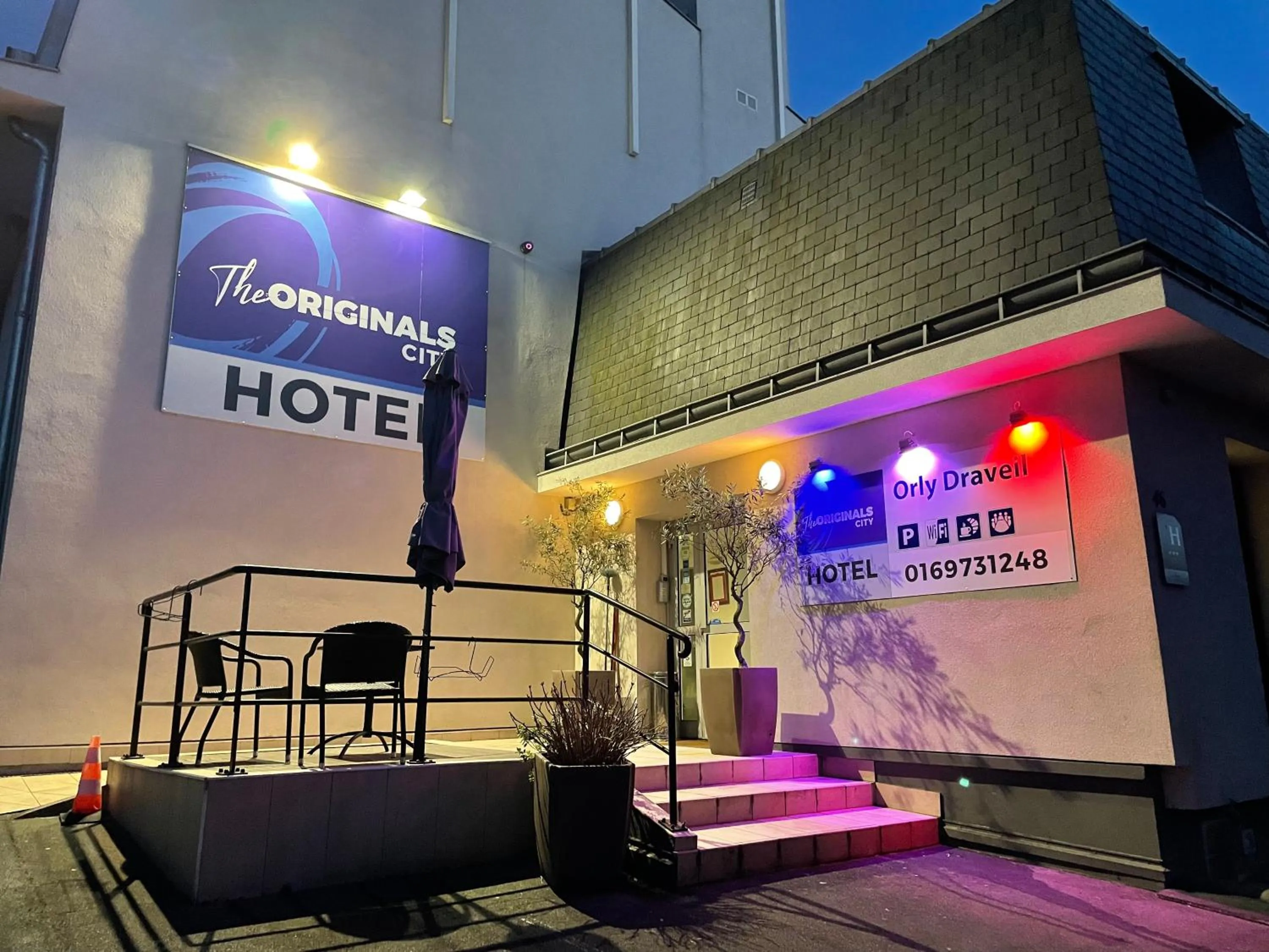 Facade/entrance in The Originals City, Hôtel Paris Sud, Orly-Draveil