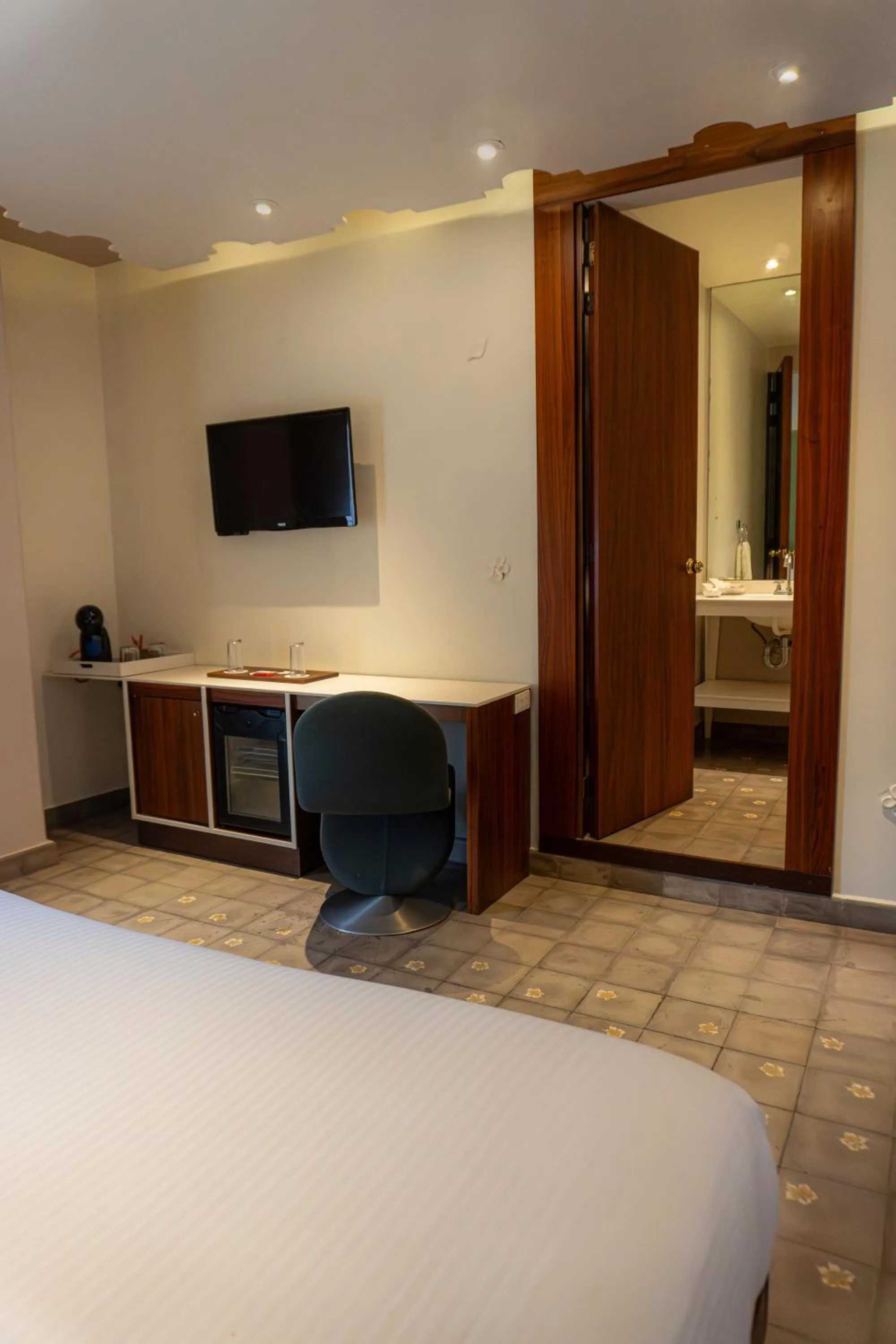 TV and multimedia, Bed in Flor de Mayo Hotel & Restaurant