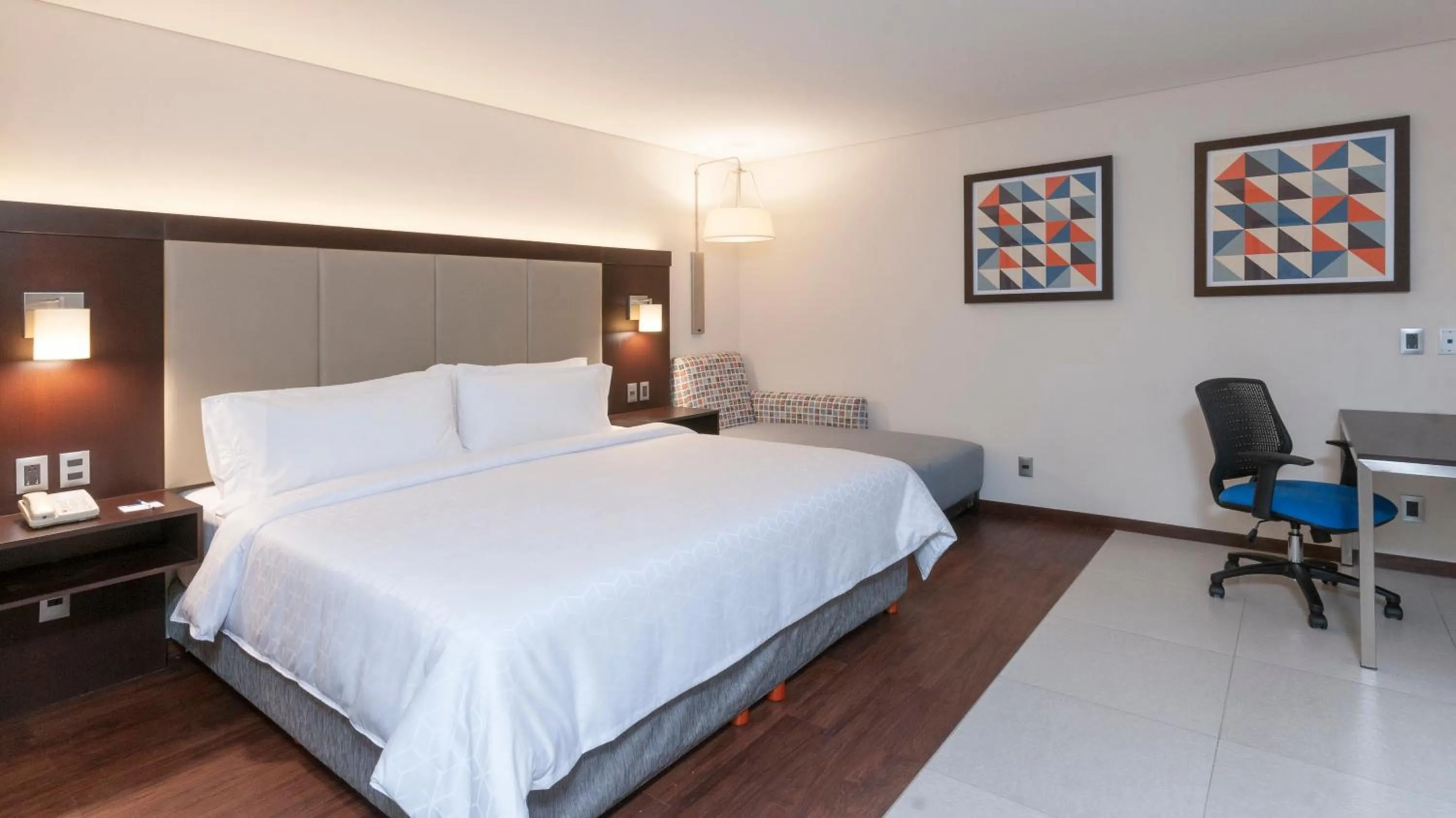 Photo of the whole room, Bed in Holiday Inn Express - Mexico Basilica by IHG