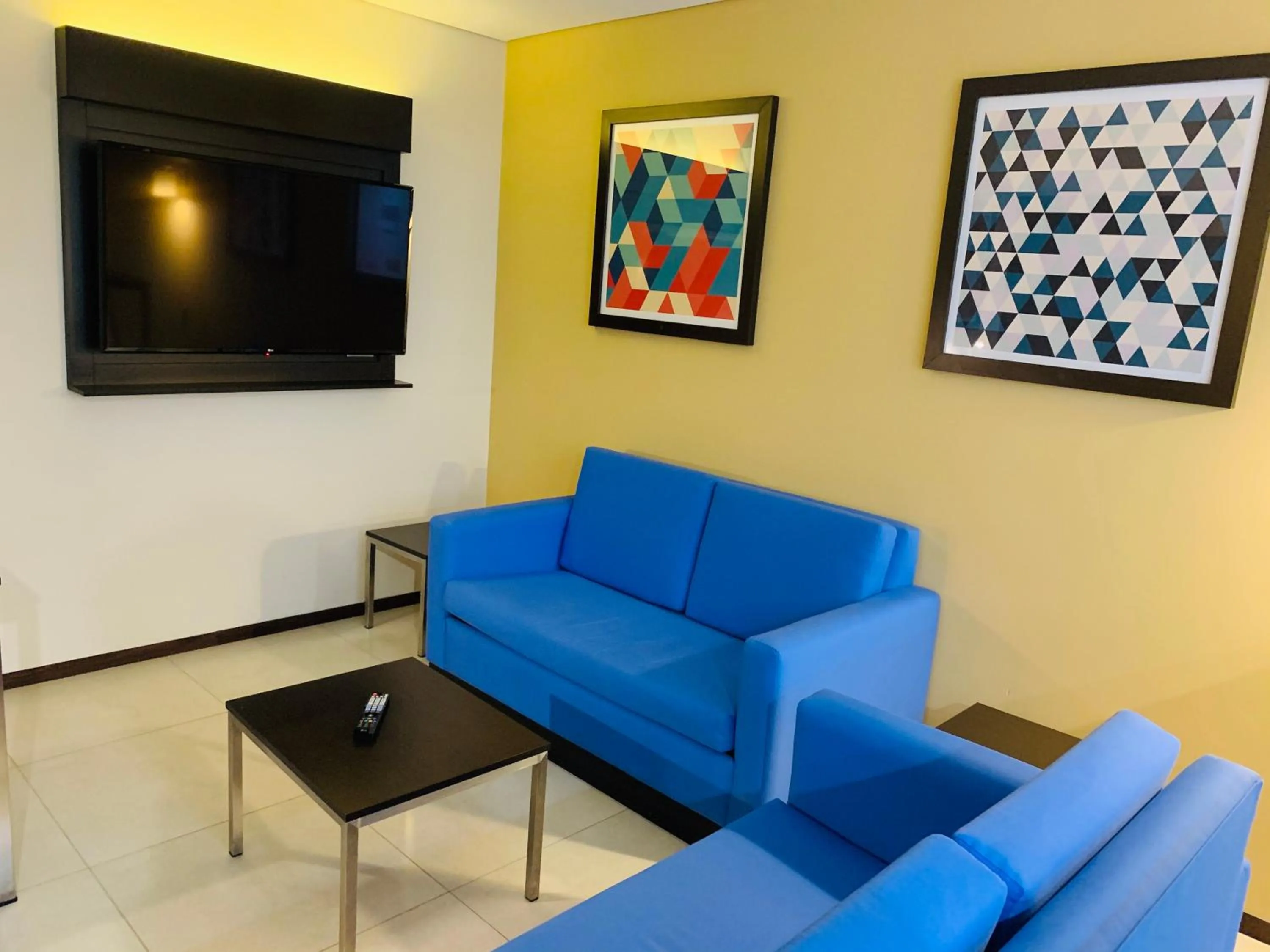 TV and multimedia in Holiday Inn Express - Mexico Basilica by IHG