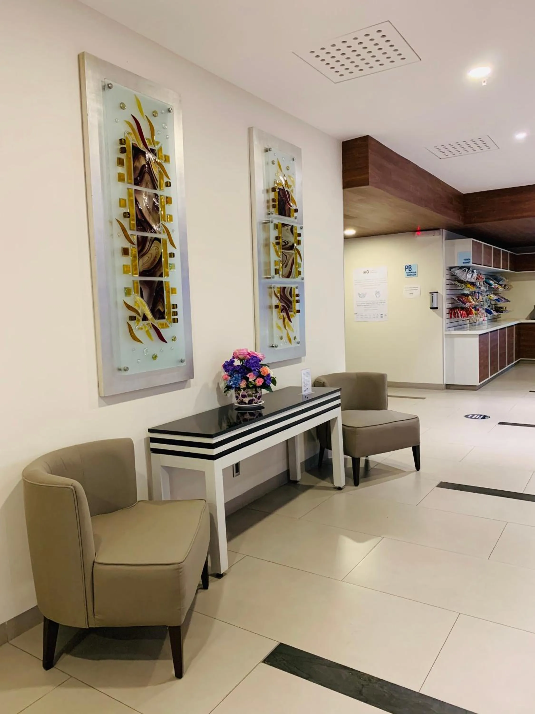 Shopping Area in Holiday Inn Express - Mexico Basilica by IHG