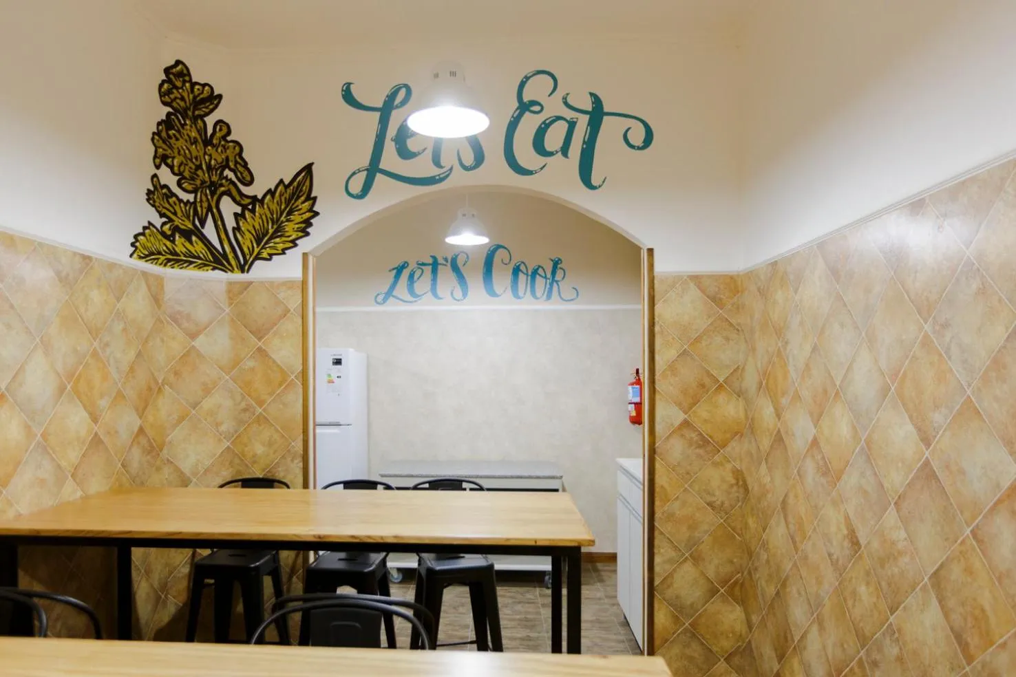 Communal kitchen in Che Juan Hostel BA