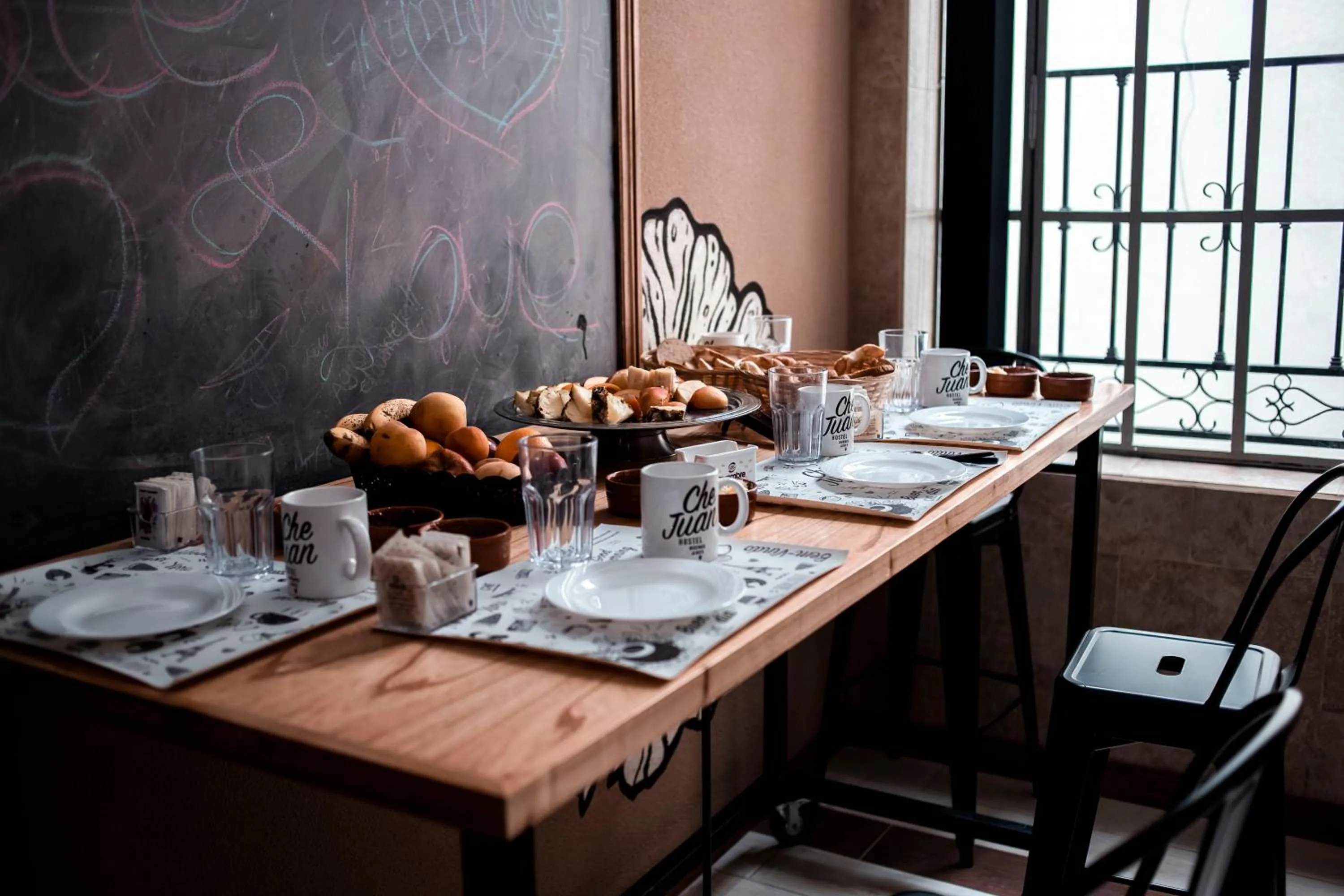 Dining area in Che Juan Hostel BA