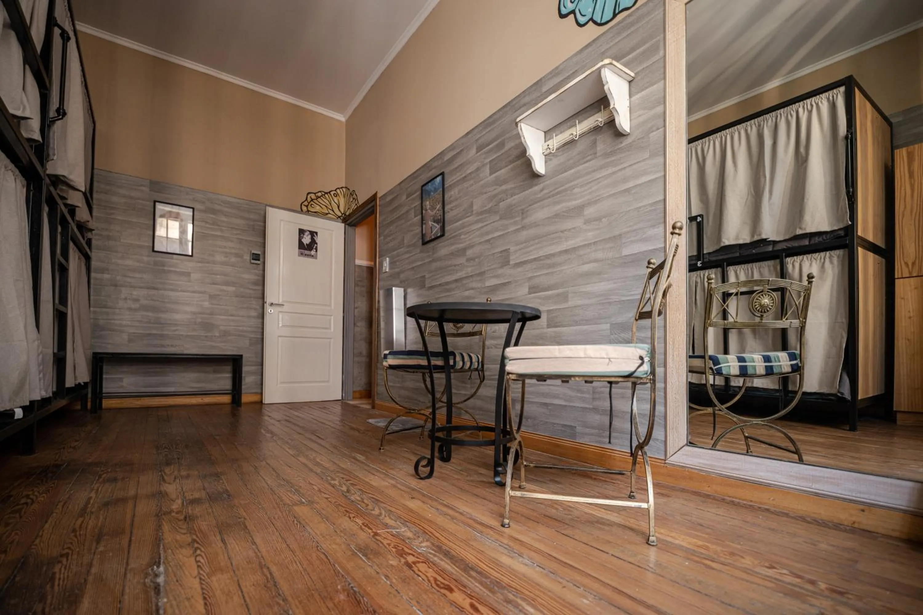 Seating area in Che Juan Hostel BA