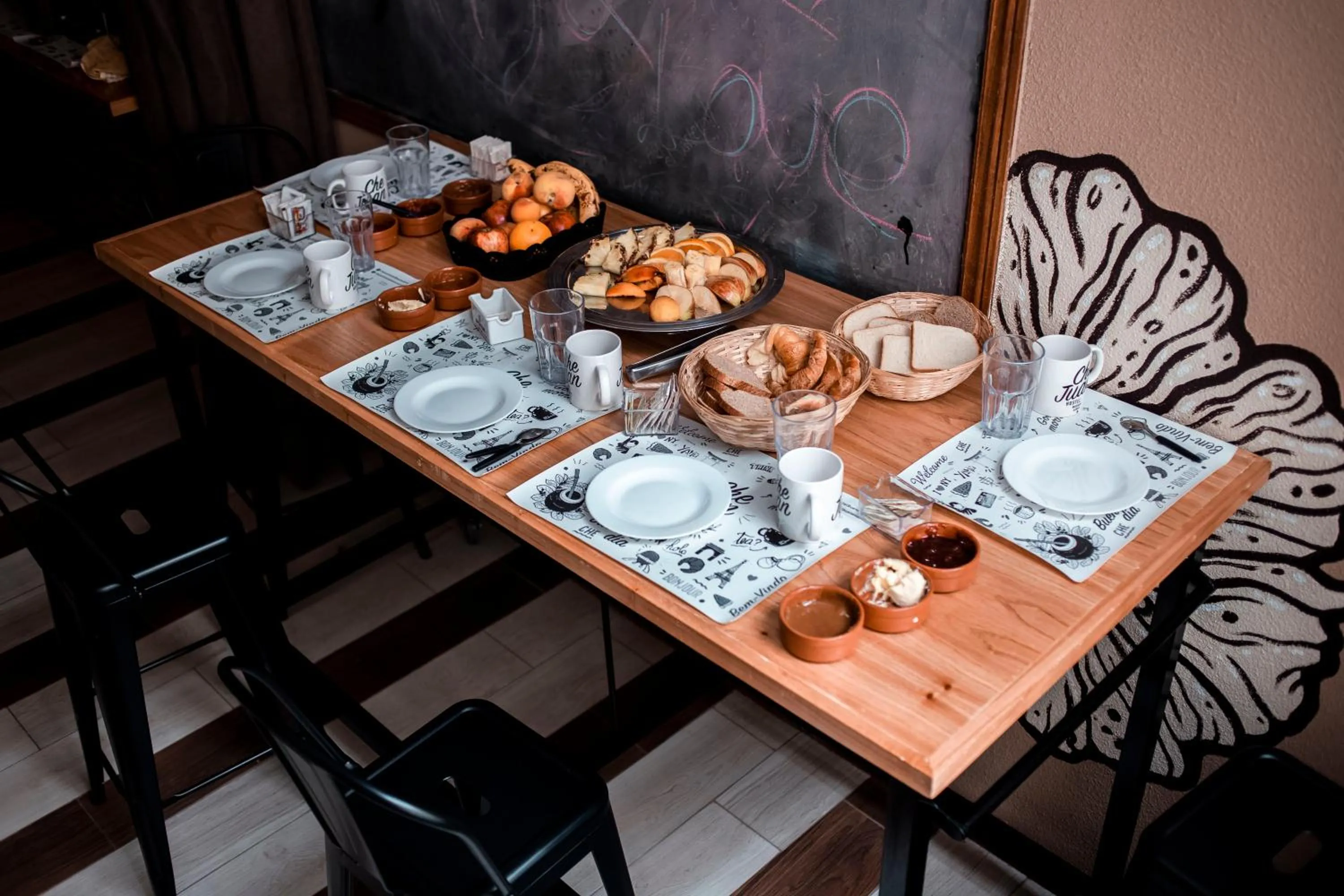 Dining area in Che Juan Hostel BA