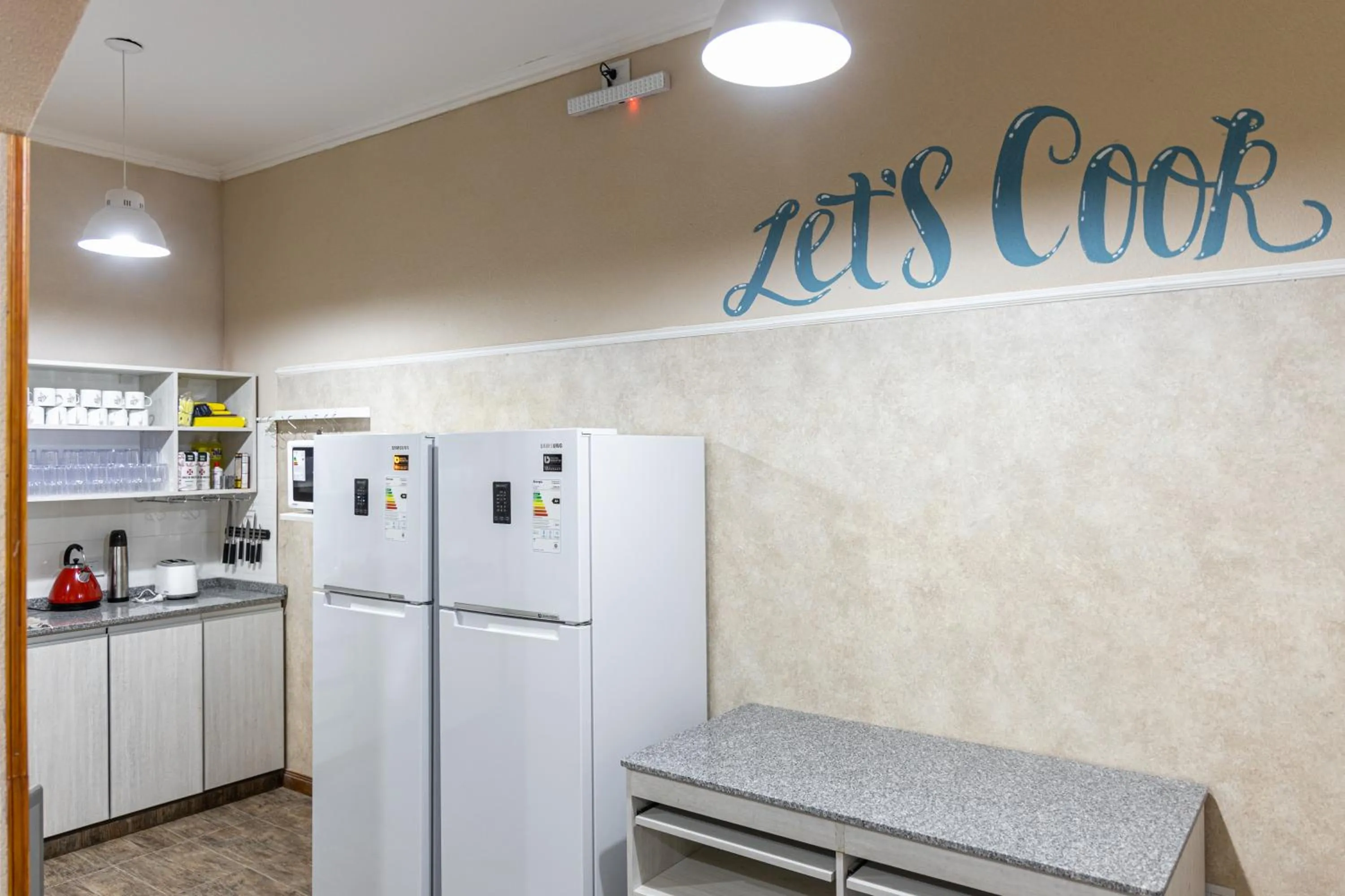 Communal kitchen in Che Juan Hostel BA