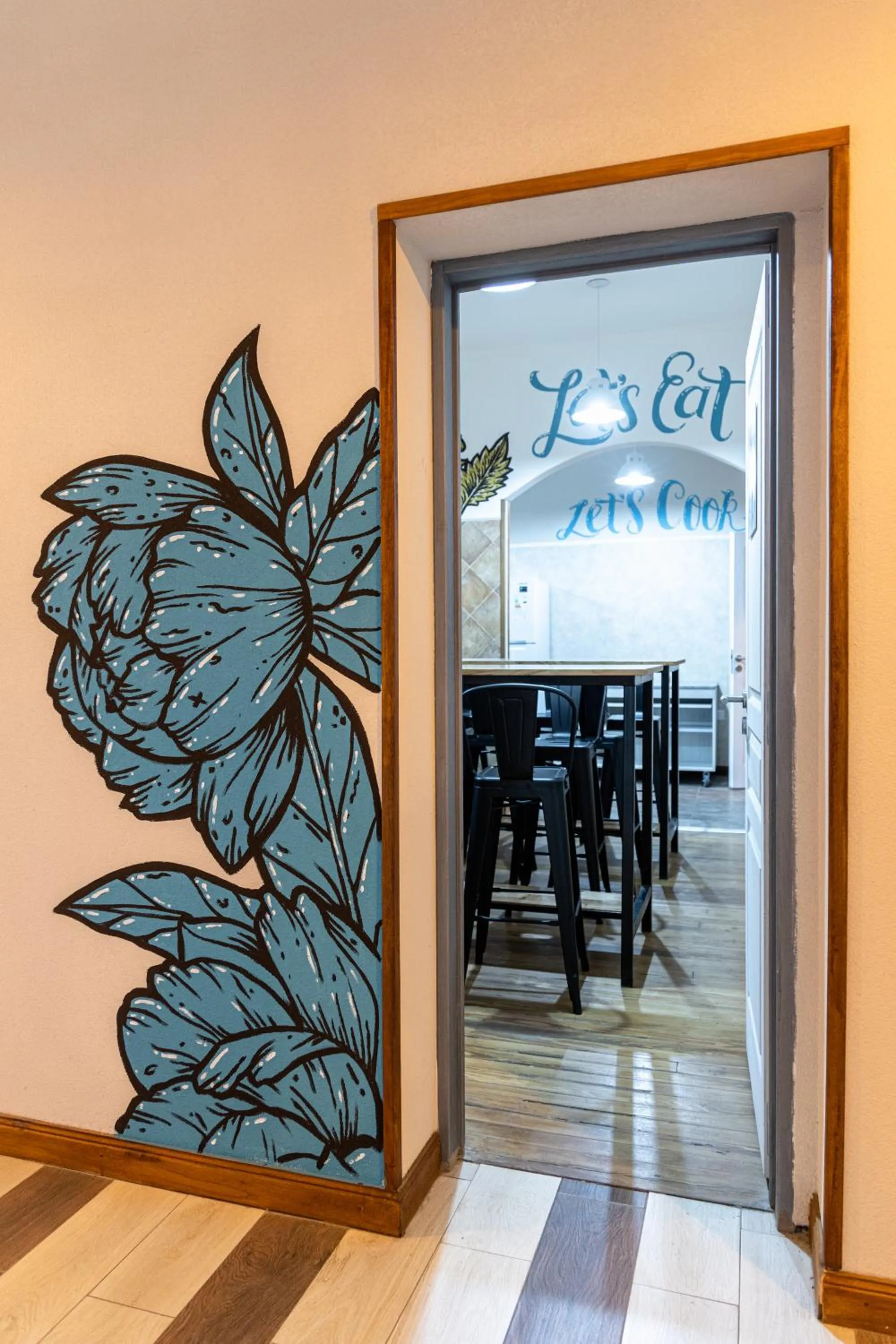 Communal kitchen in Che Juan Hostel BA