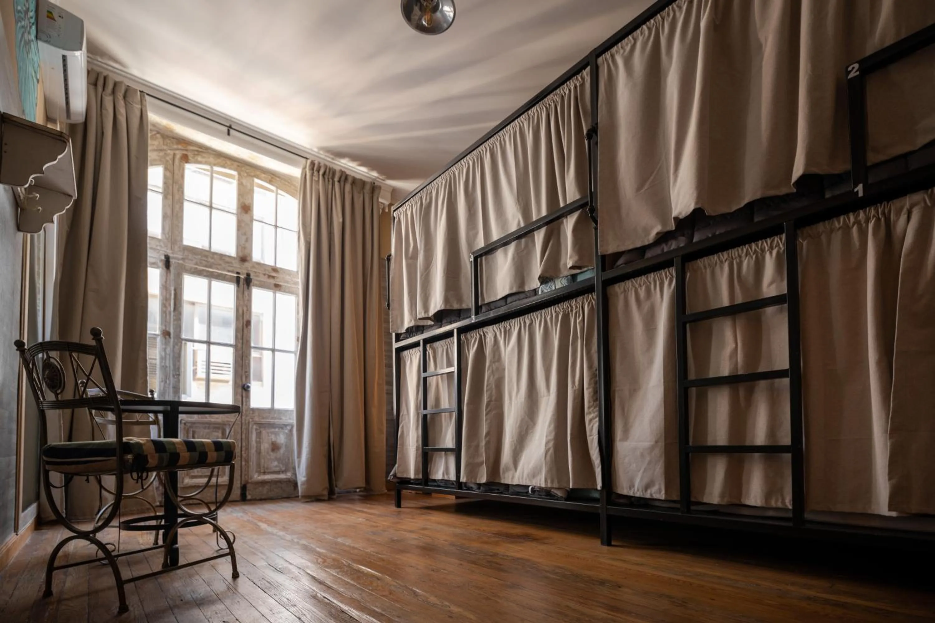 Seating area in Che Juan Hostel BA