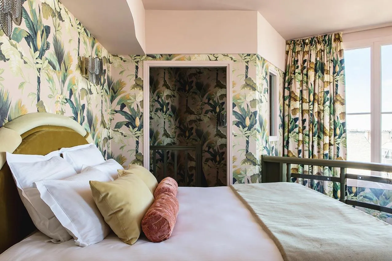 Large Suite with King Bed and Sofa Bed in Hôtel Mercedes