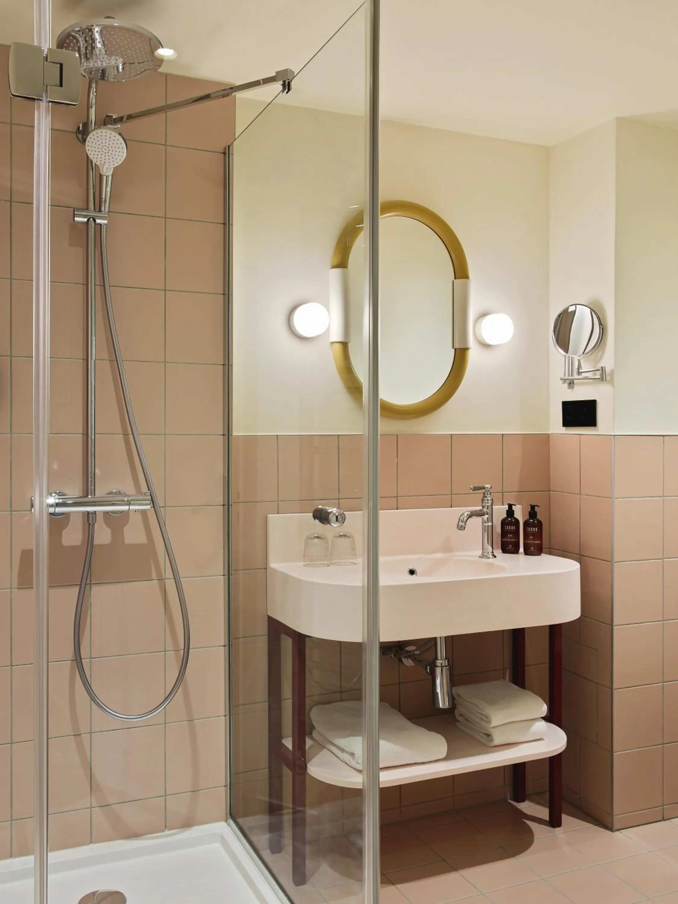 Bathroom in Hôtel Mercedes