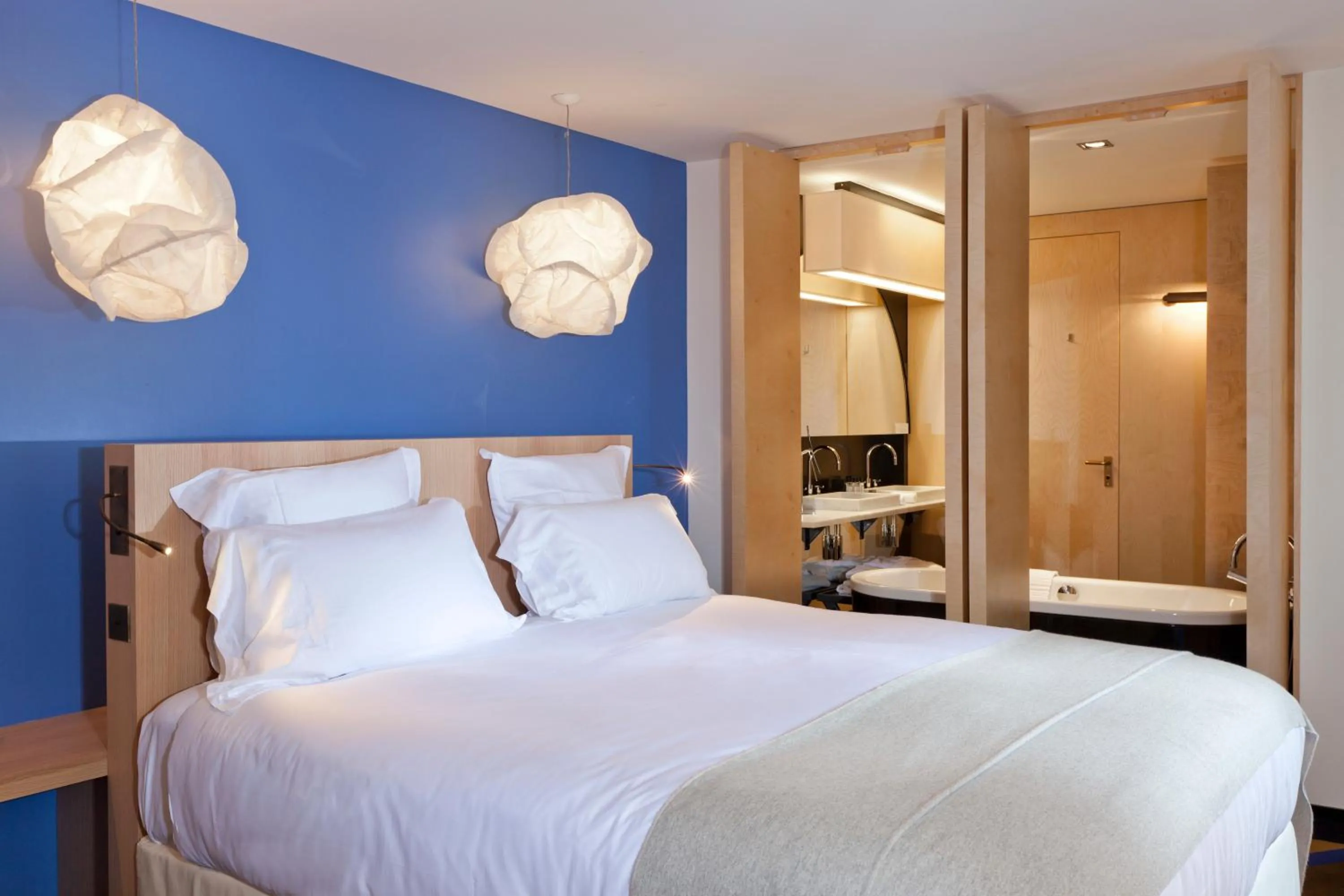 Bathroom, Bed in Hôtel du Ministère