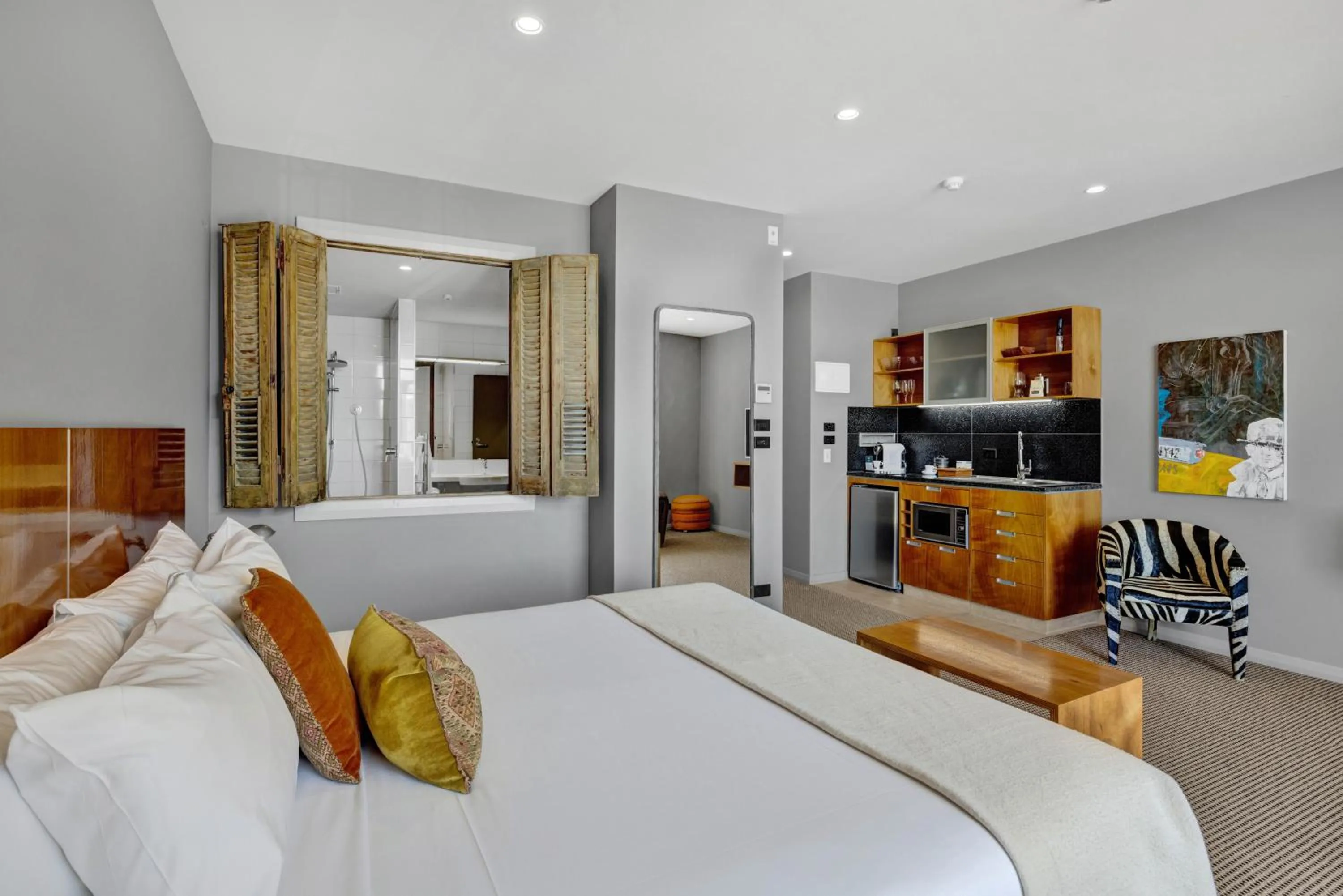 Photo of the whole room, Bed in King and Queen Hotel Suites