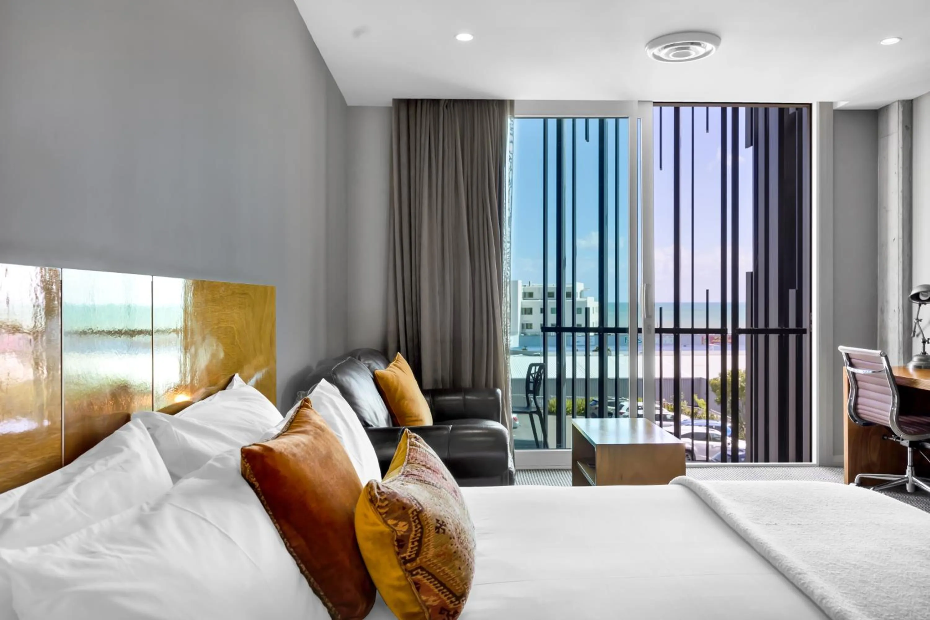 Bedroom, Bed in King and Queen Hotel Suites