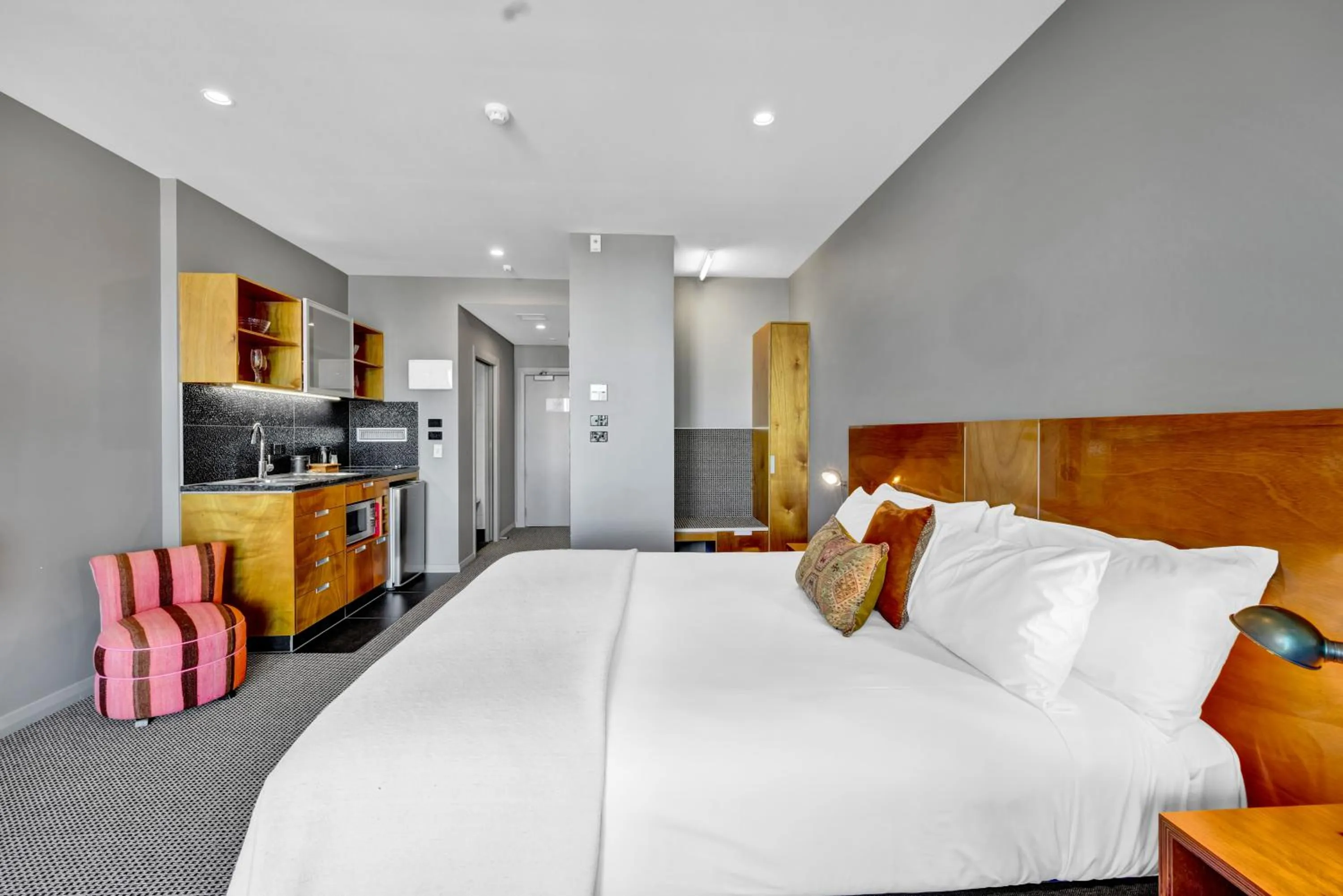 Photo of the whole room, Bed in King and Queen Hotel Suites