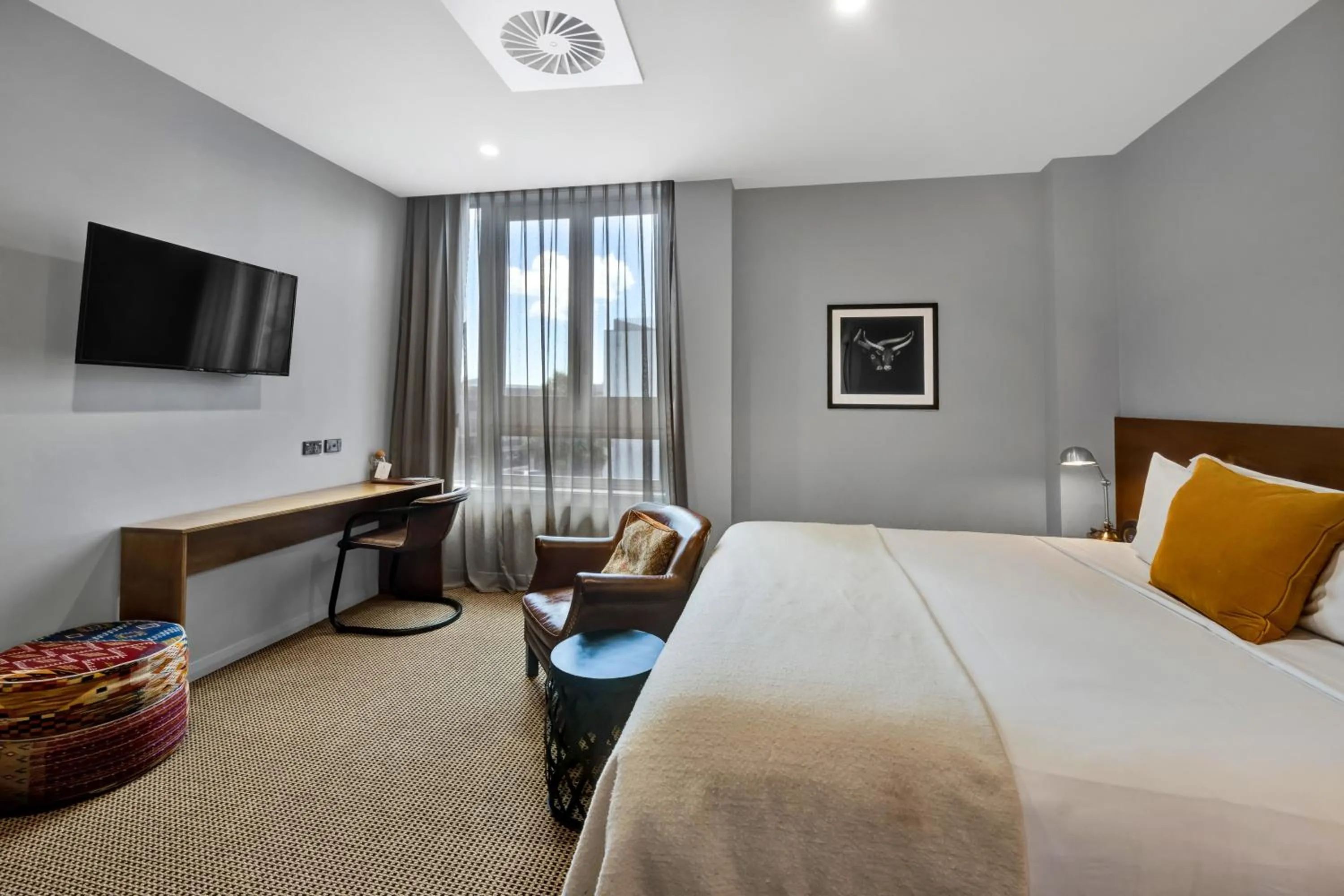 Photo of the whole room, Bed in King and Queen Hotel Suites