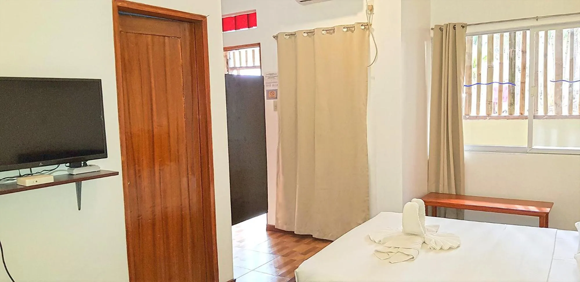 TV and multimedia, Bed in DiveGurus Boracay Beach Resort