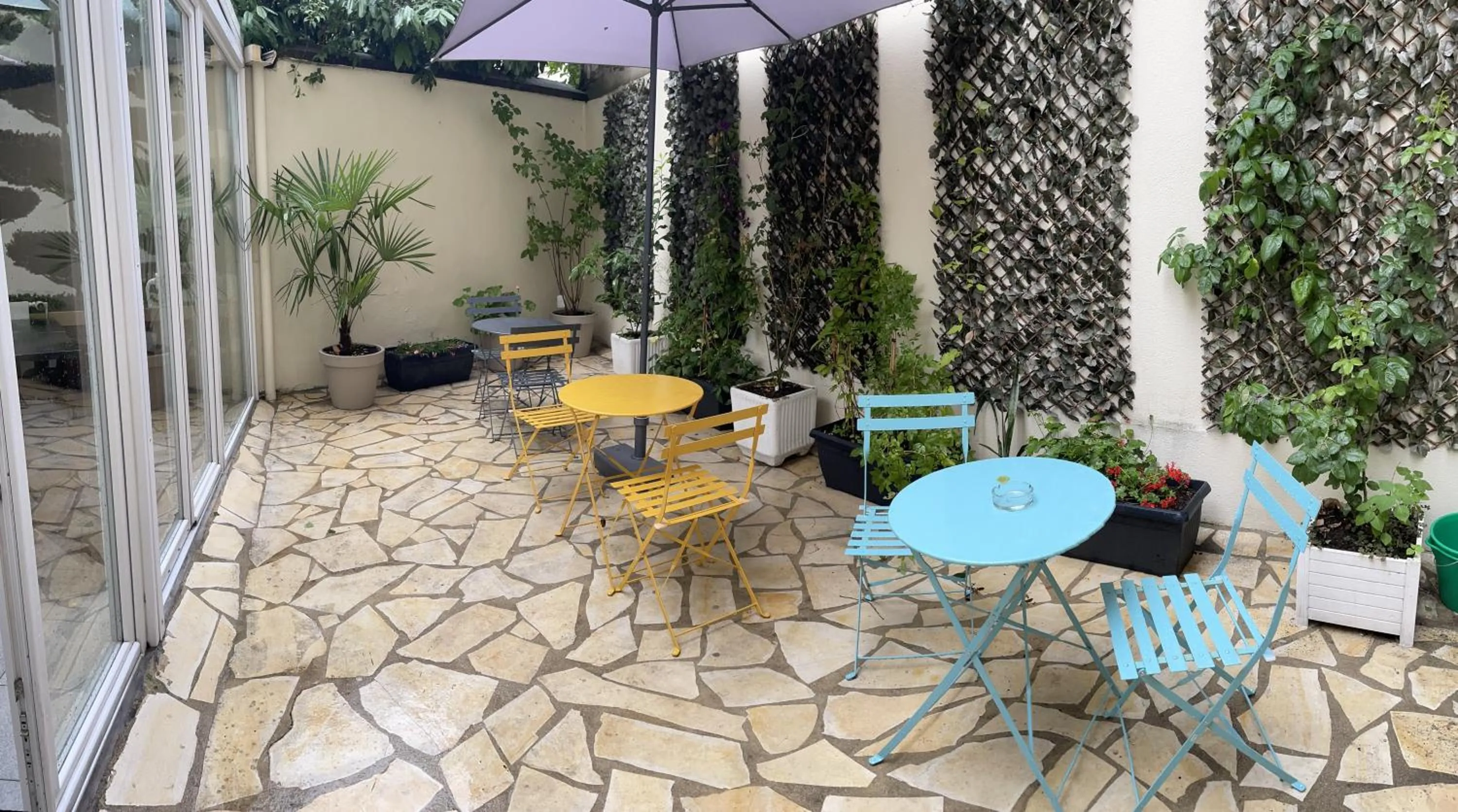 Patio in Hipotel Lilas Gambetta