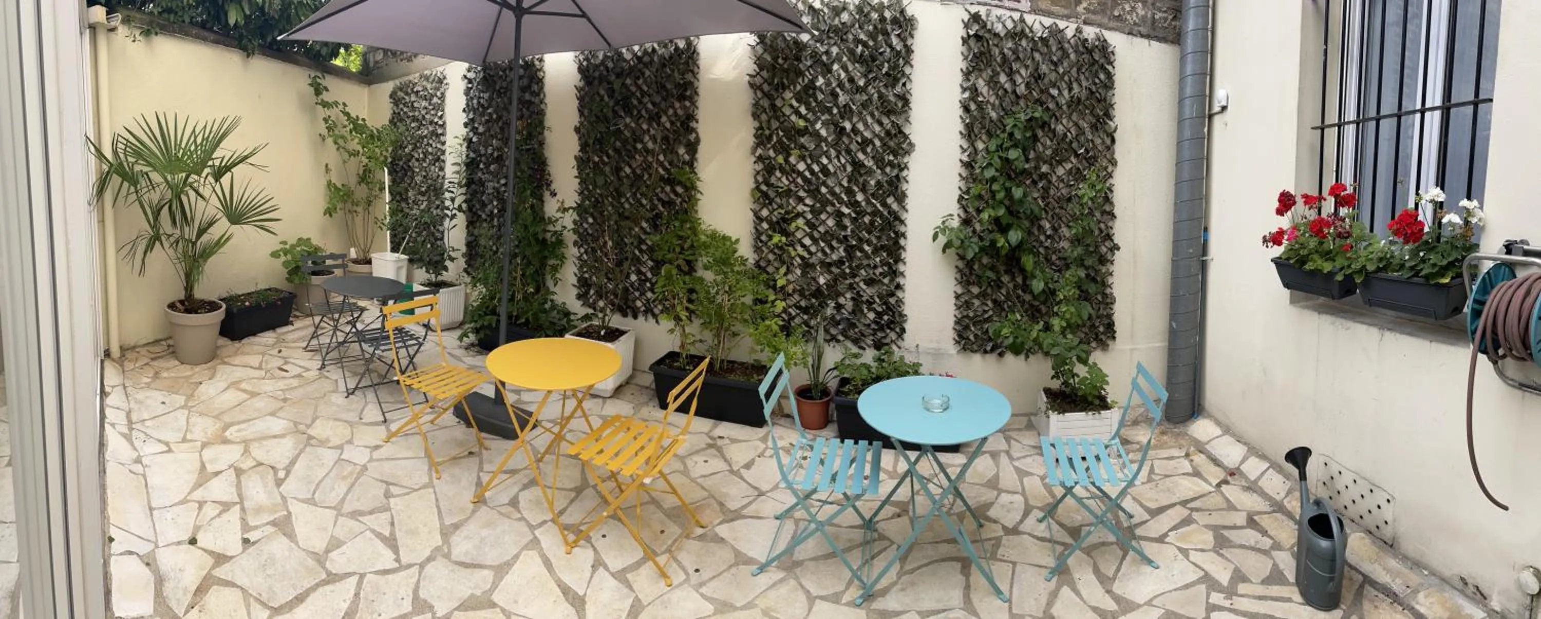 Patio in Hipotel Lilas Gambetta