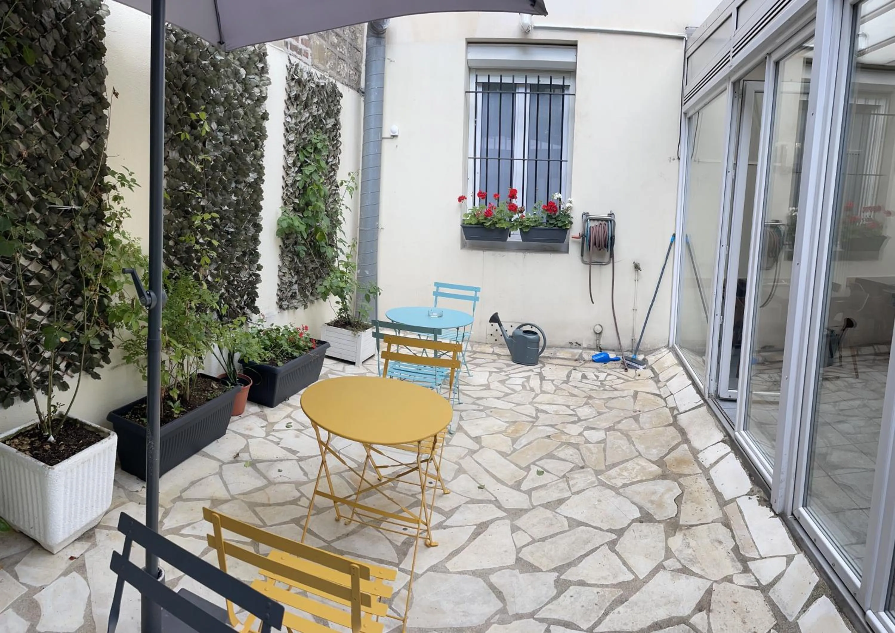 Patio in Hipotel Lilas Gambetta