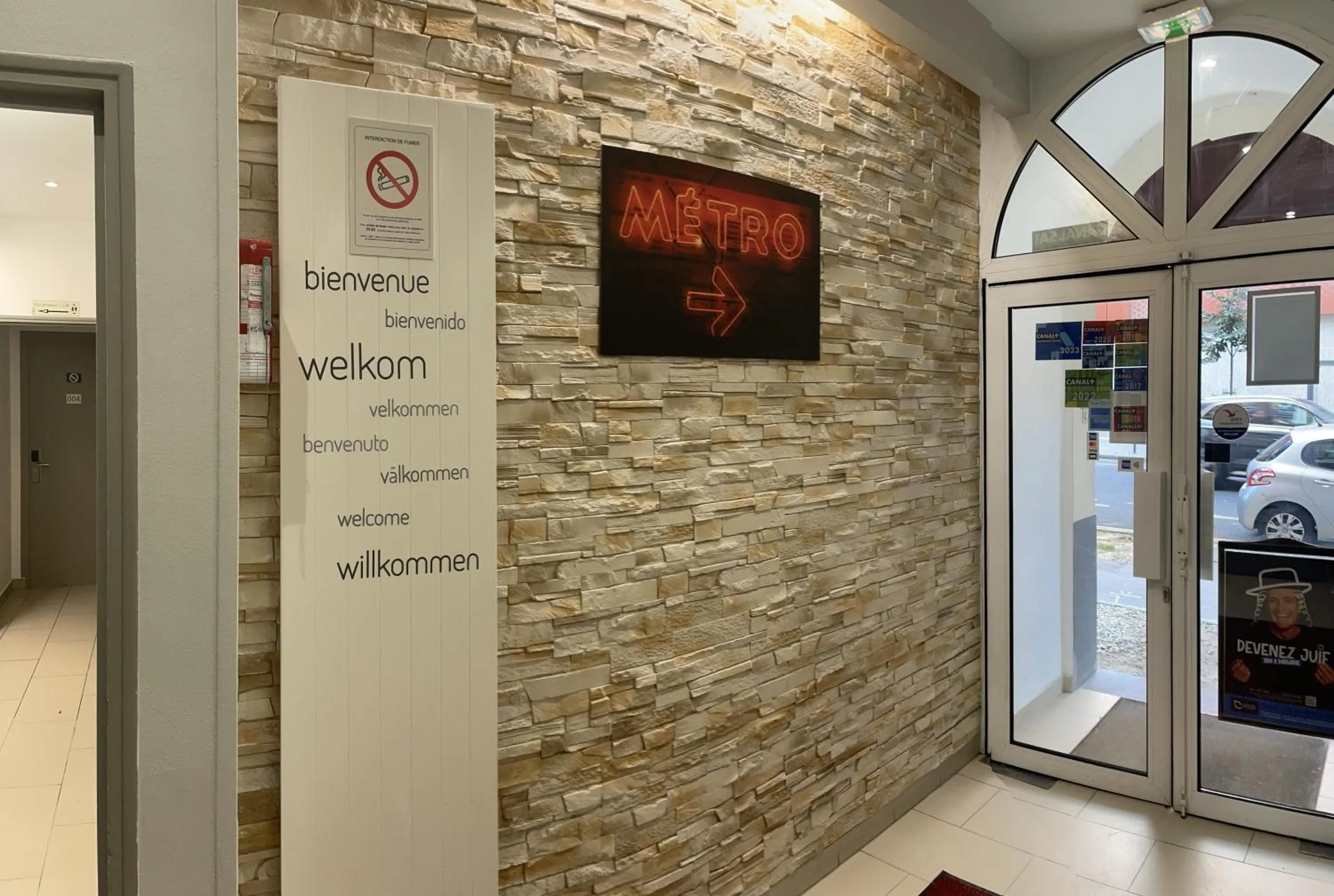 Lobby or reception in Hipotel Lilas Gambetta