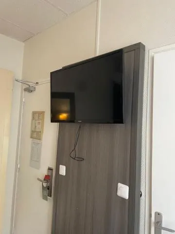 TV and multimedia in Hipotel Lilas Gambetta