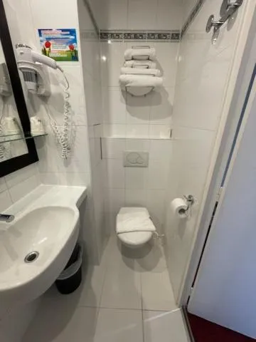 Toilet in Hipotel Lilas Gambetta