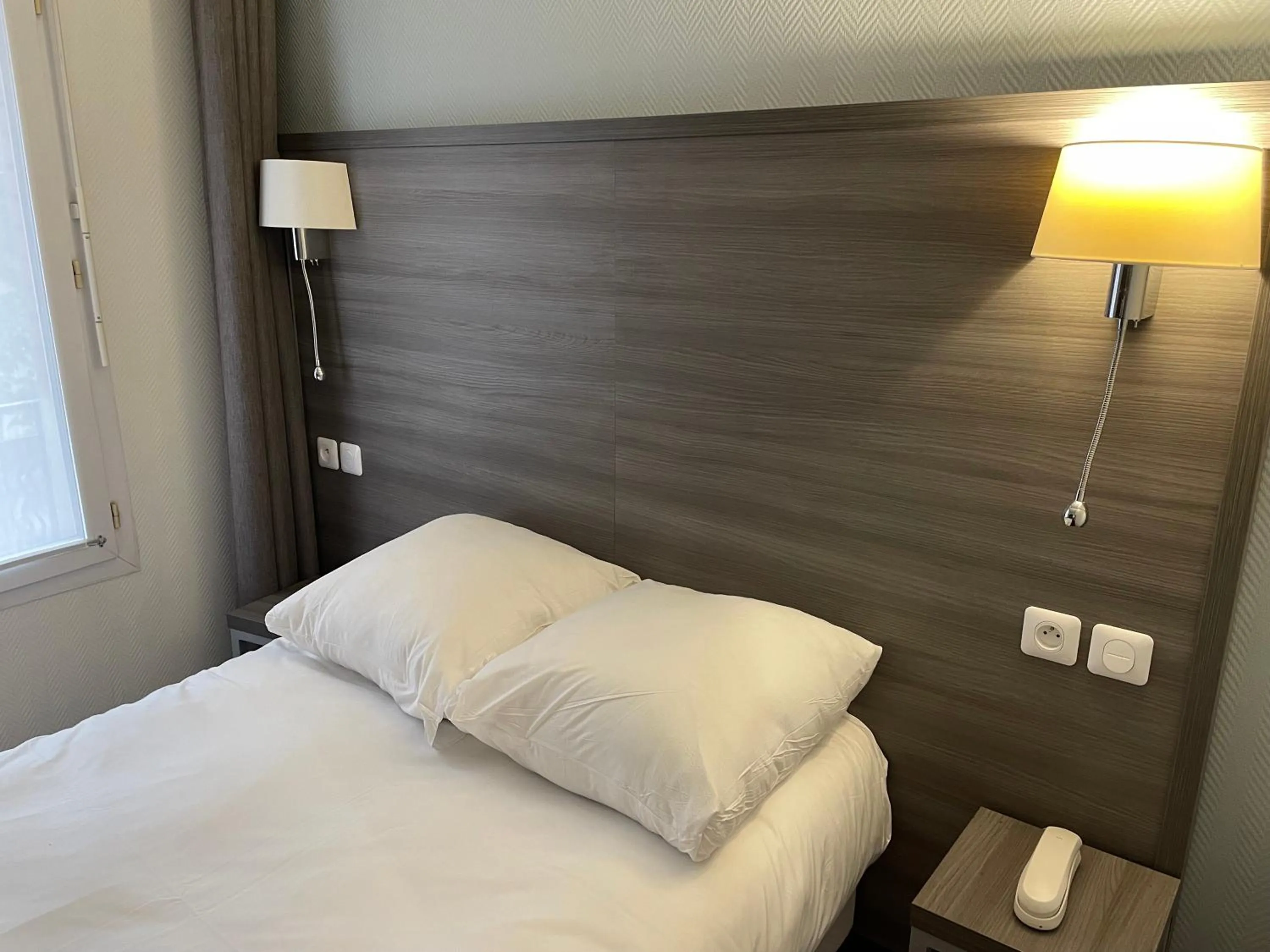 Bedroom, Bed in Hipotel Lilas Gambetta