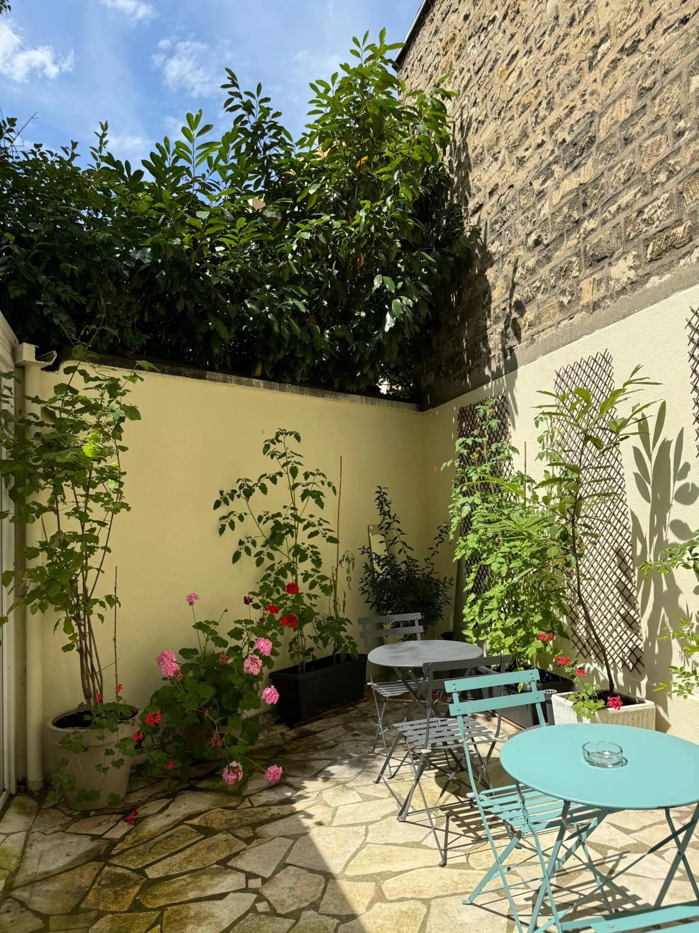 Patio in Hipotel Lilas Gambetta