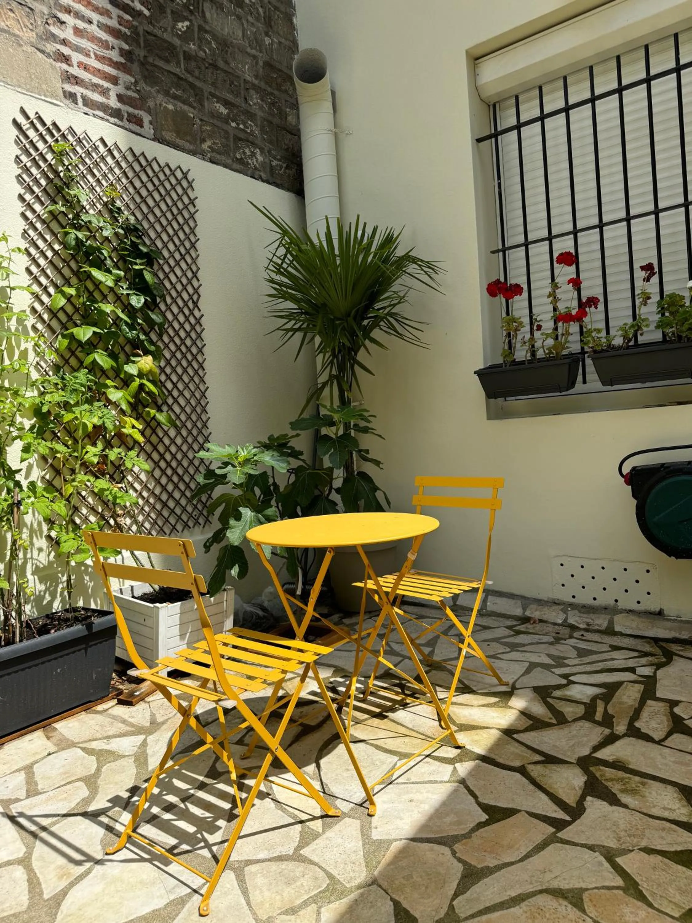 Patio in Hipotel Lilas Gambetta