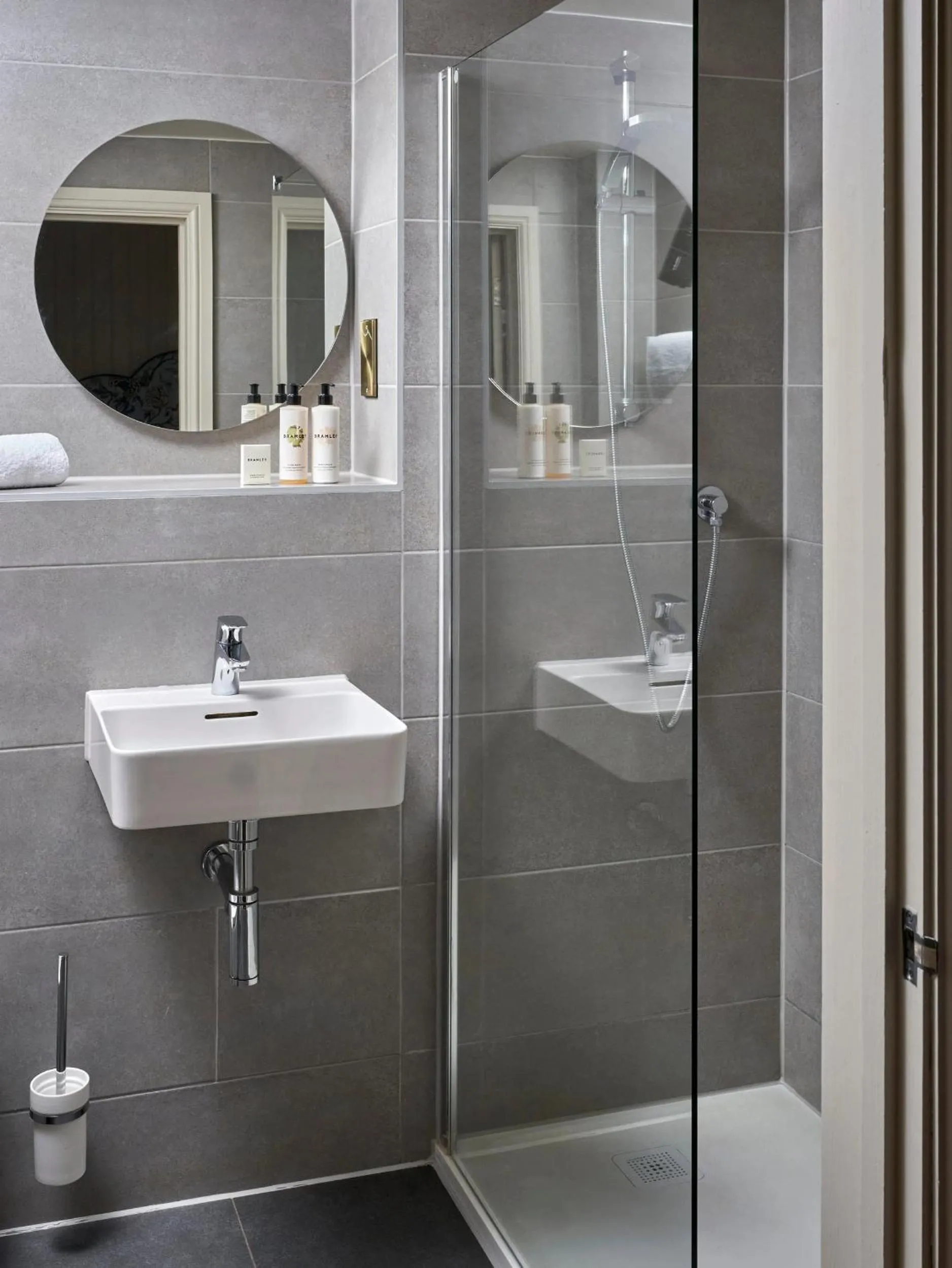 Shower in The White Horse