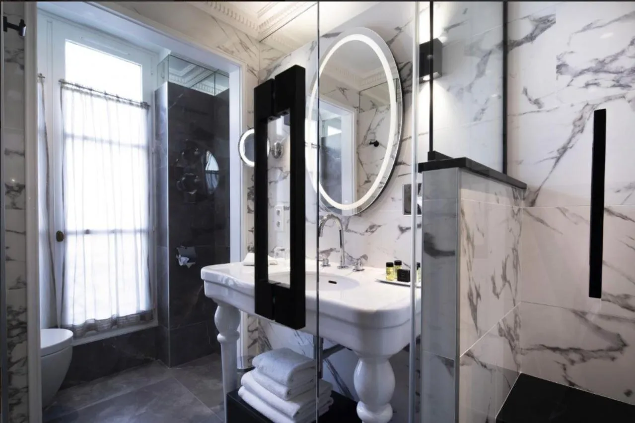 Shower in Hôtel des Grands Hommes