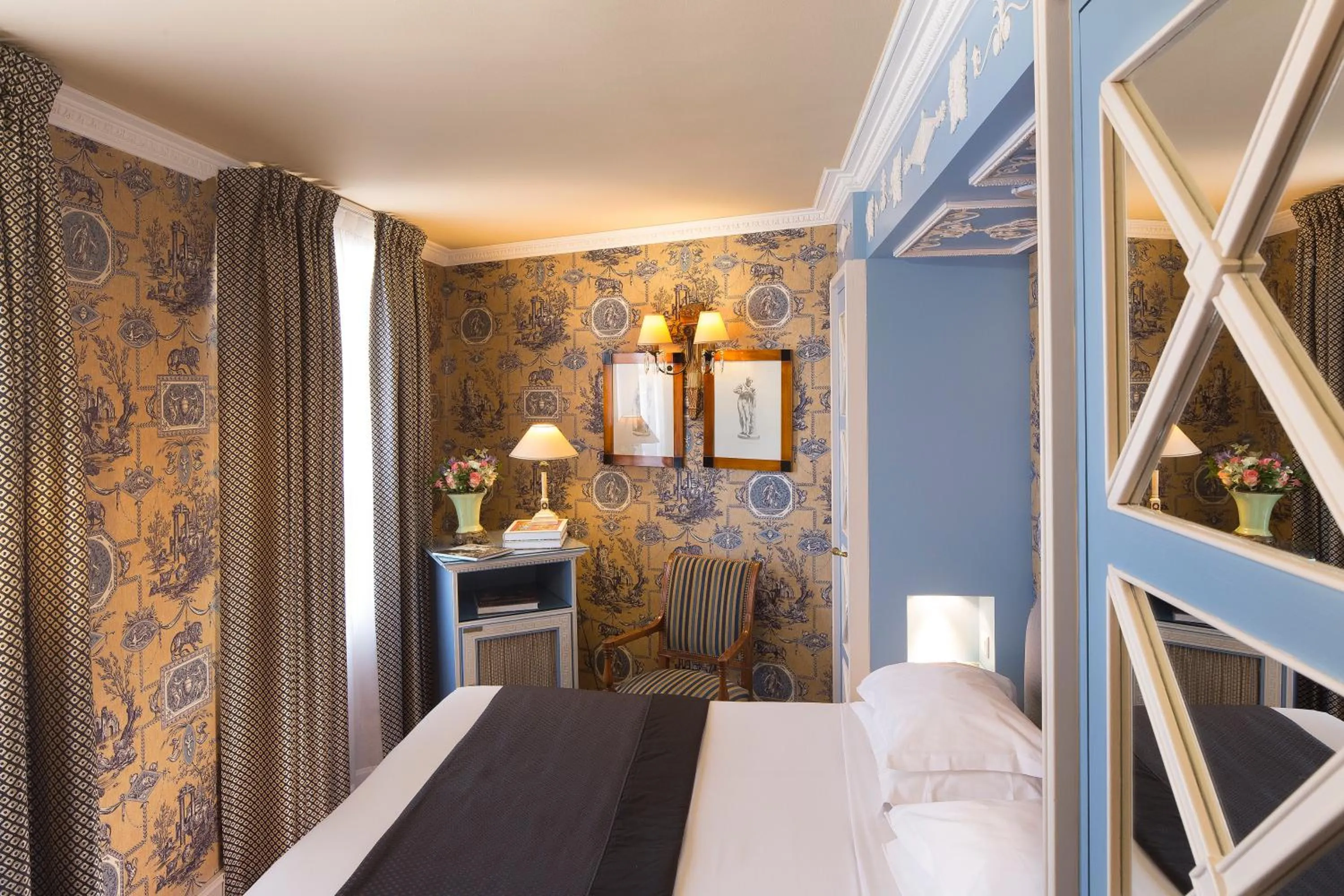Photo of the whole room, Bed in Hôtel des Grands Hommes