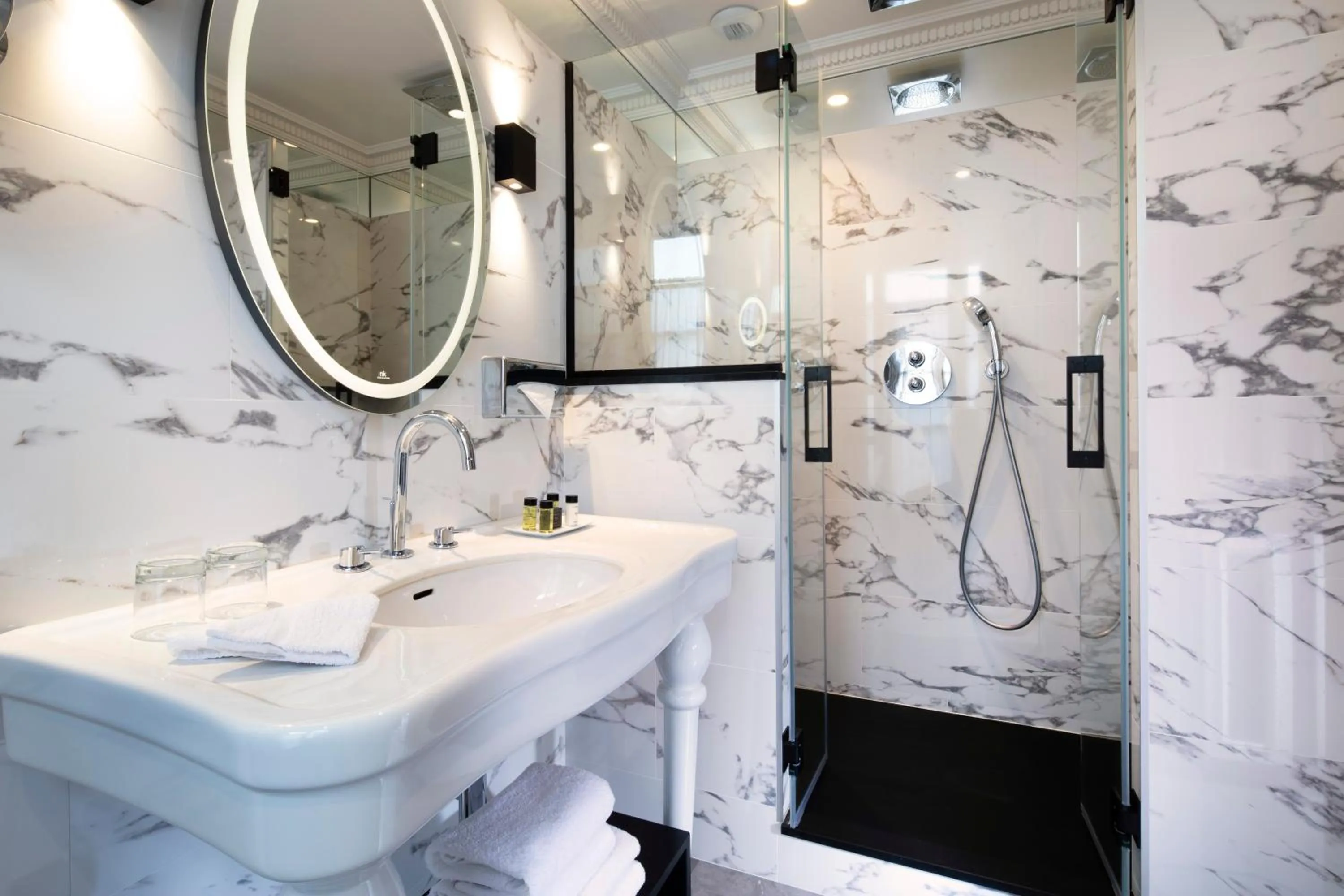 Shower in Hôtel des Grands Hommes