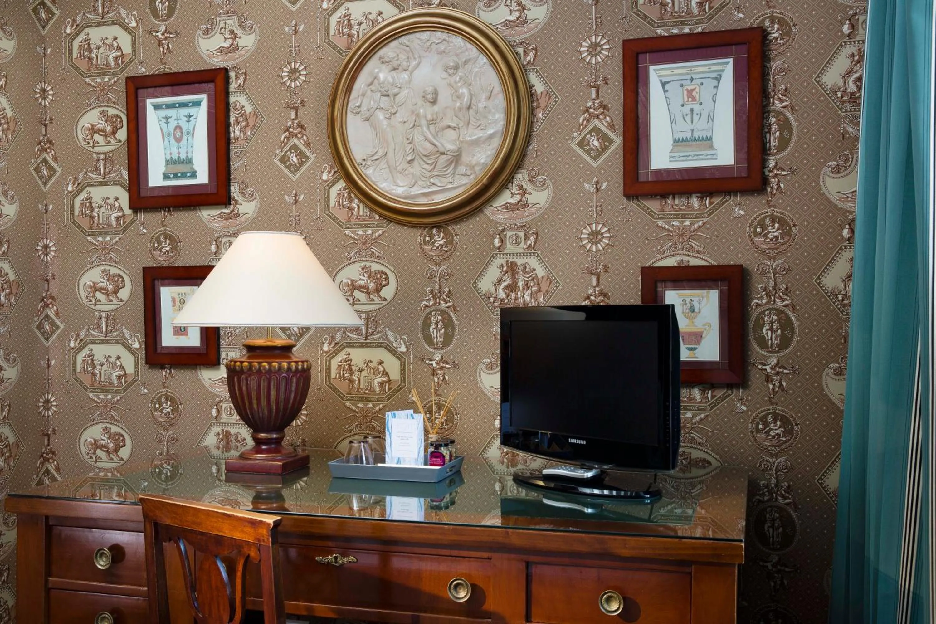 TV and multimedia in Hôtel des Grands Hommes